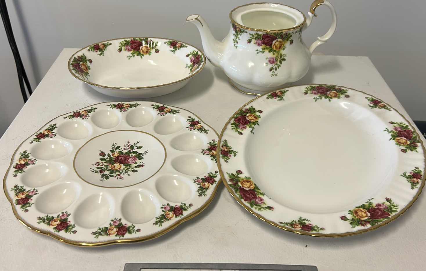 Photo 1 of 4 PIECE BONE CHINA - OLD COUNTRY ROSES ROYAL ALBERT
