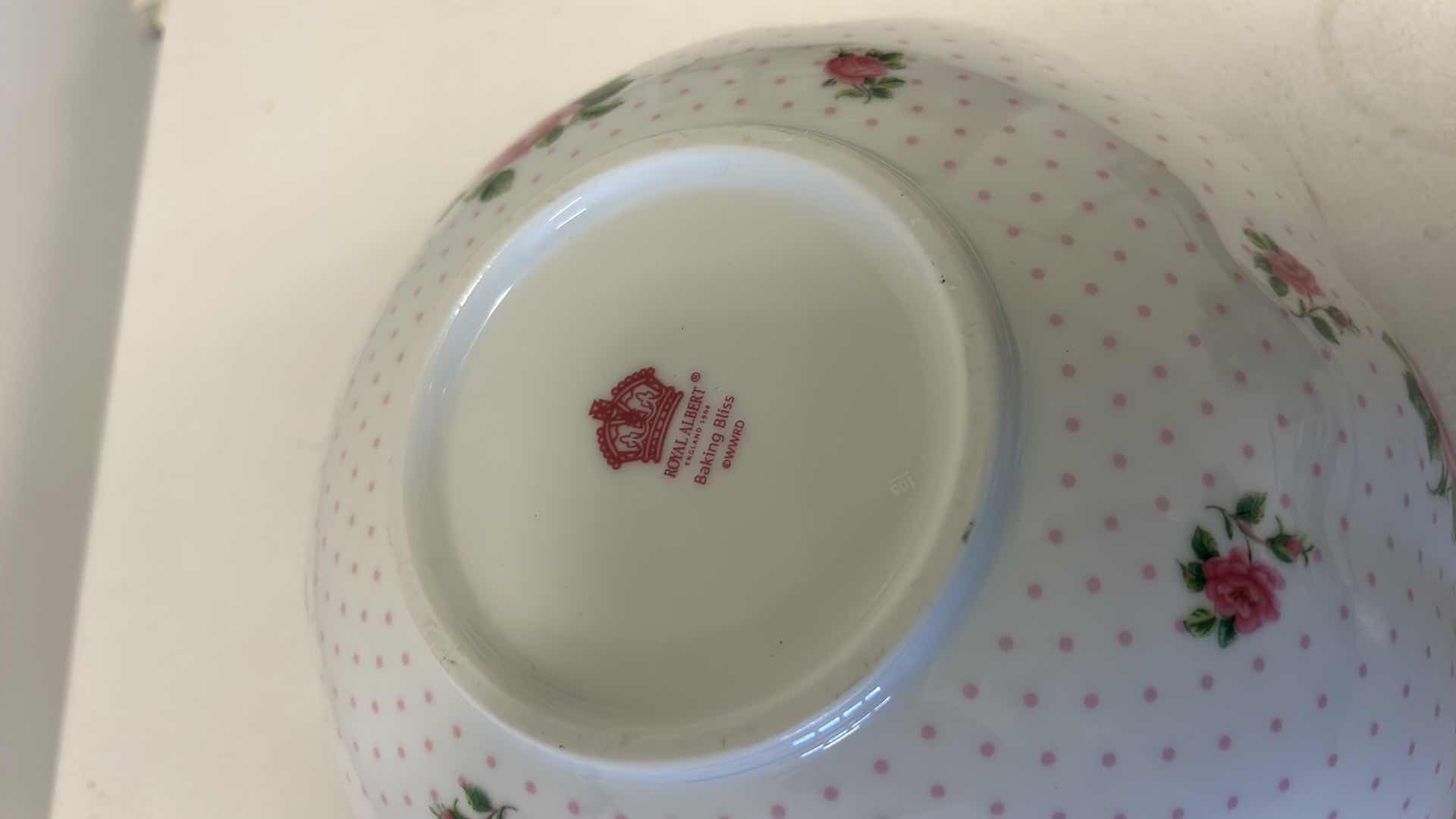 Photo 1 of 3 PIECE BONE CHINA - OLD COUNTRY ROSES ROYAL ALBERT, 1 ROYAL ALBERT BAKING BLISS BOWL
