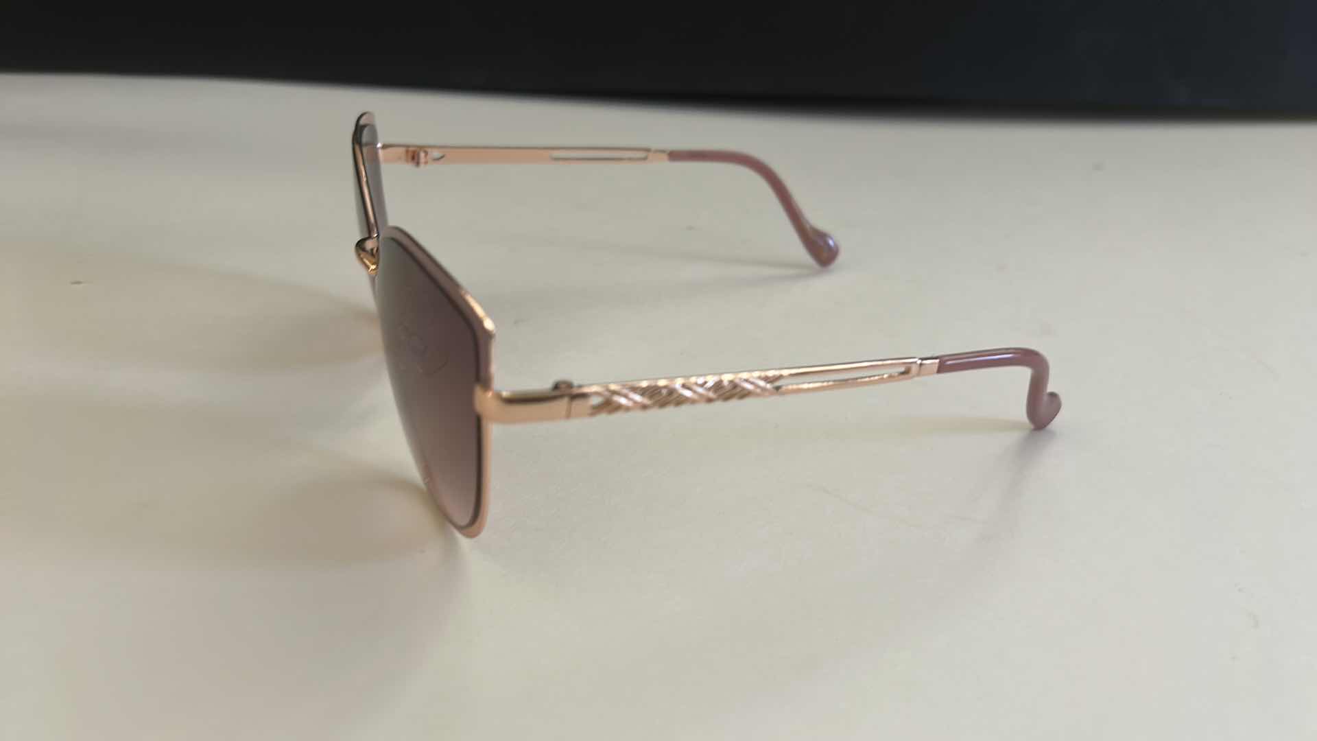 Photo 1 of 2 WOMENS SUNGLASSES