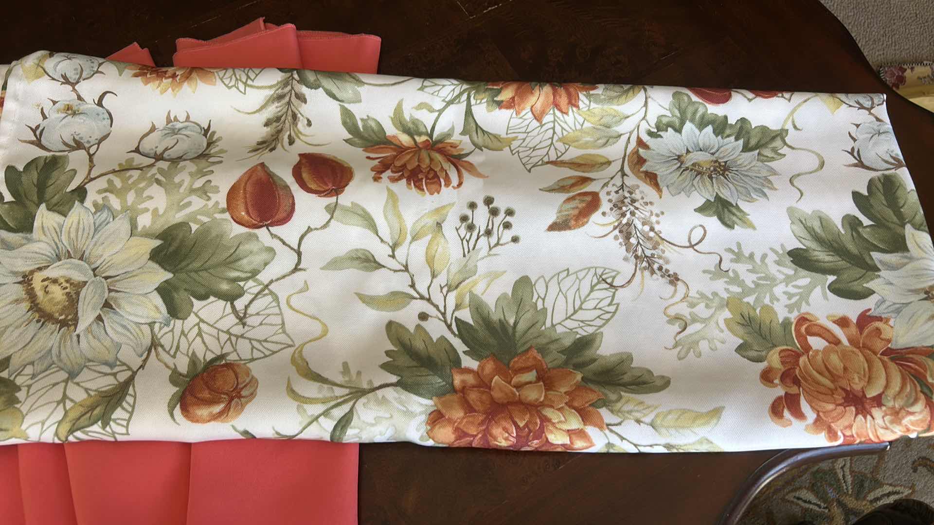 Photo 1 of RECTANGLE TABLECLOTH AND 15 NAPKINS