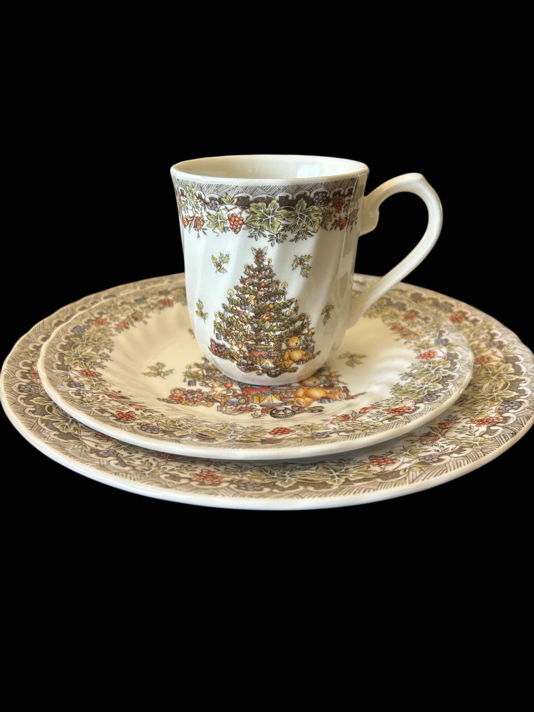 Photo 1 of 23 PC-QUEEN'S SEASONS GREETINGS CHRISTMAS TREE DINNERWARE