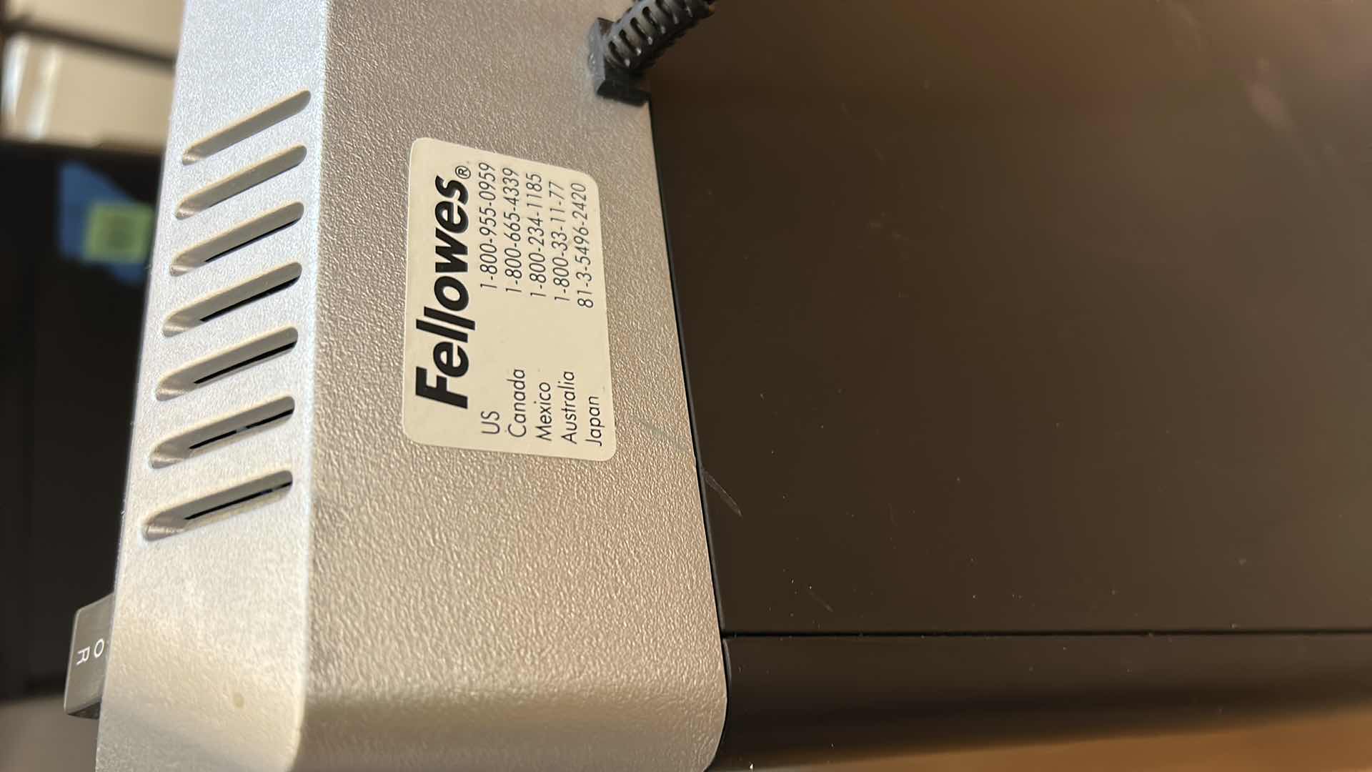 Photo 3 of FELLOWES PAPER-SHREDDER
