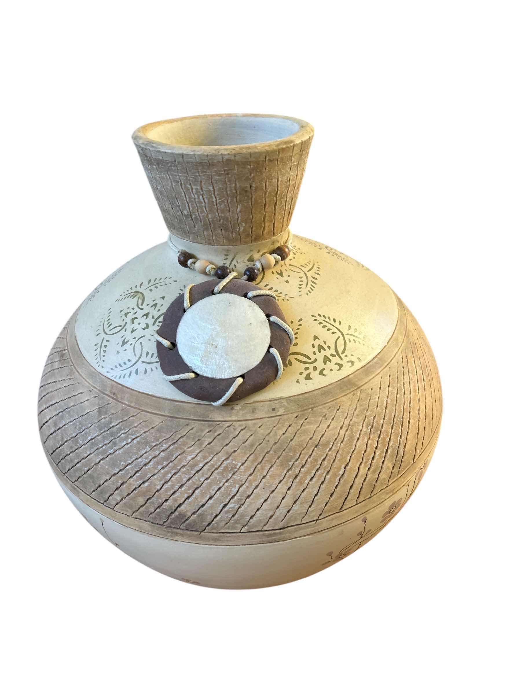 Photo 1 of 12” VASE