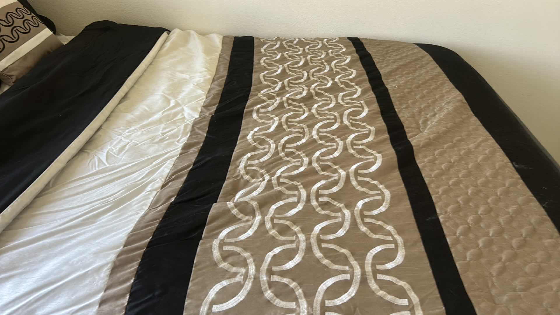 Photo 1 of QUEEN COMFORTER AND PILLOWS