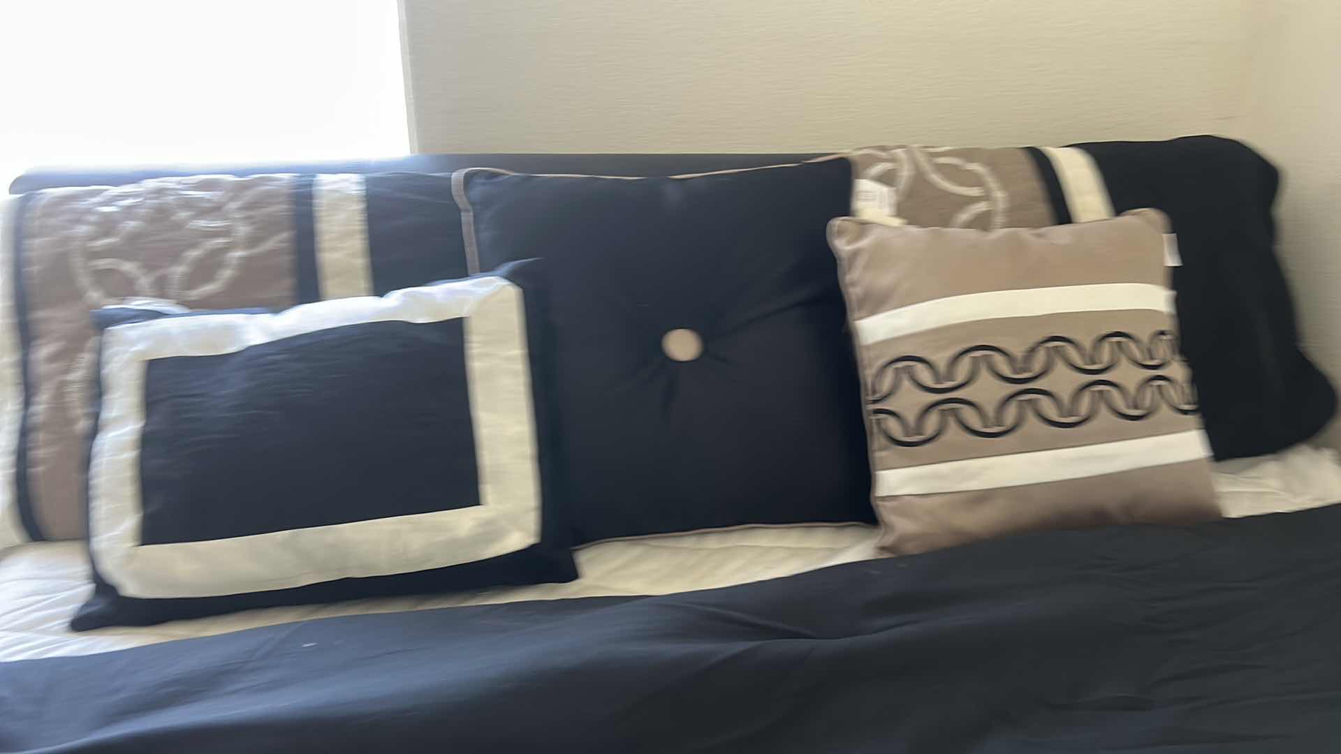 Photo 1 of QUEEN COMFORTER AND PILLOWS
