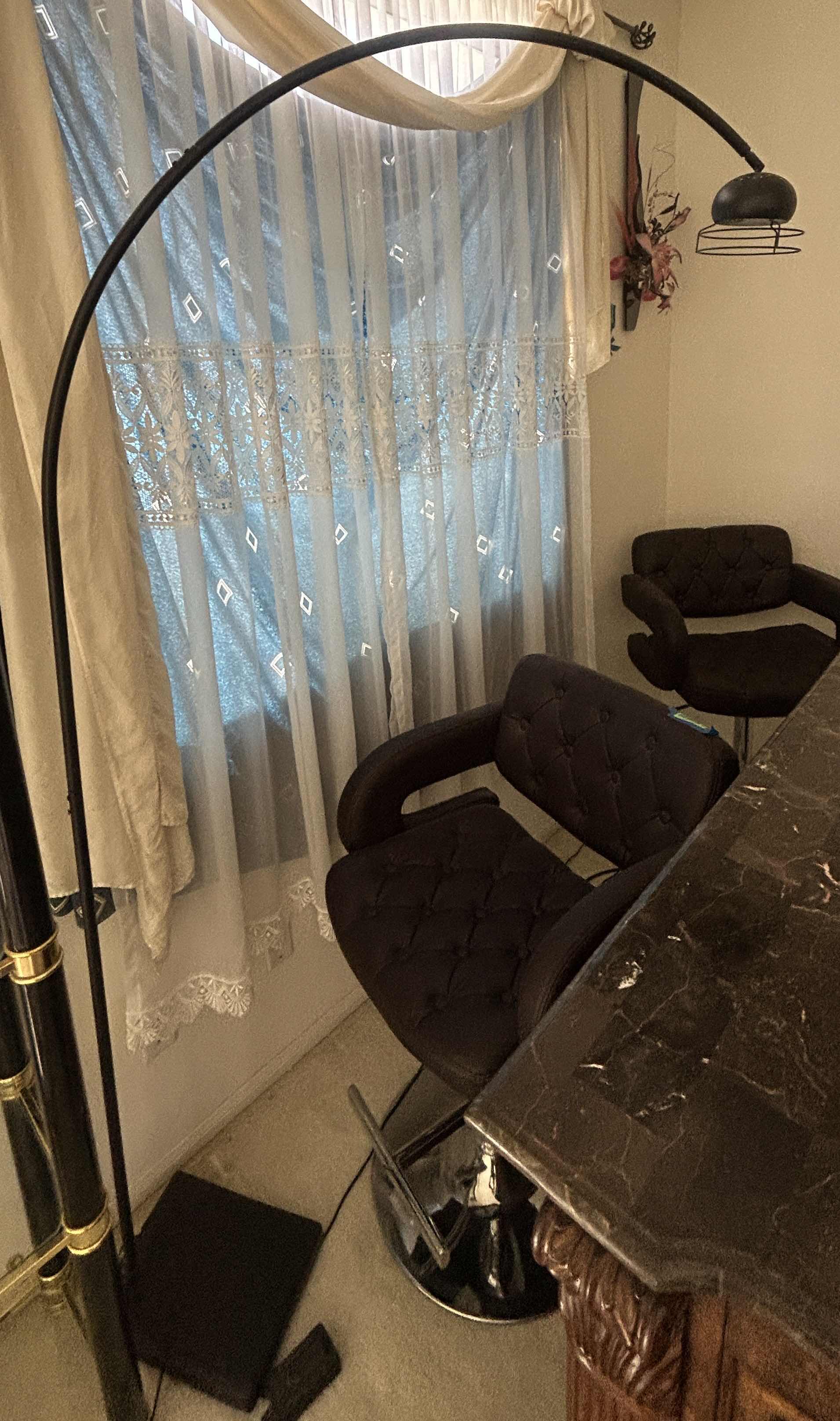 Photo 1 of BLACK METAL FLOOR LAMP H81”