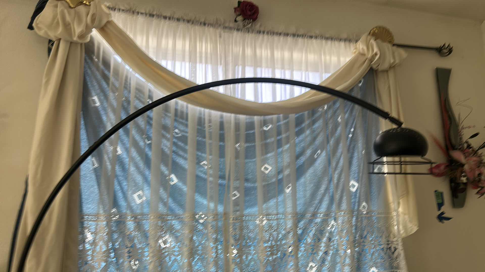 Photo 1 of BLACK METAL FLOOR LAMP H81”