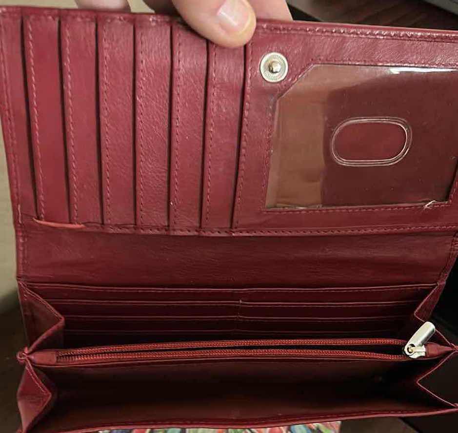 Photo 3 of KINDLE AND WOMENS WALLET