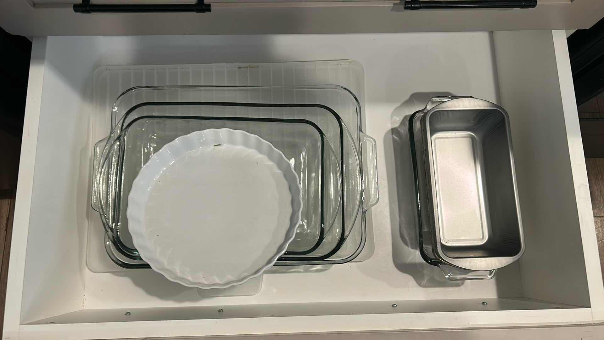 Photo 1 of CONTENTS OF DRAWER PYREX BAKEWARE