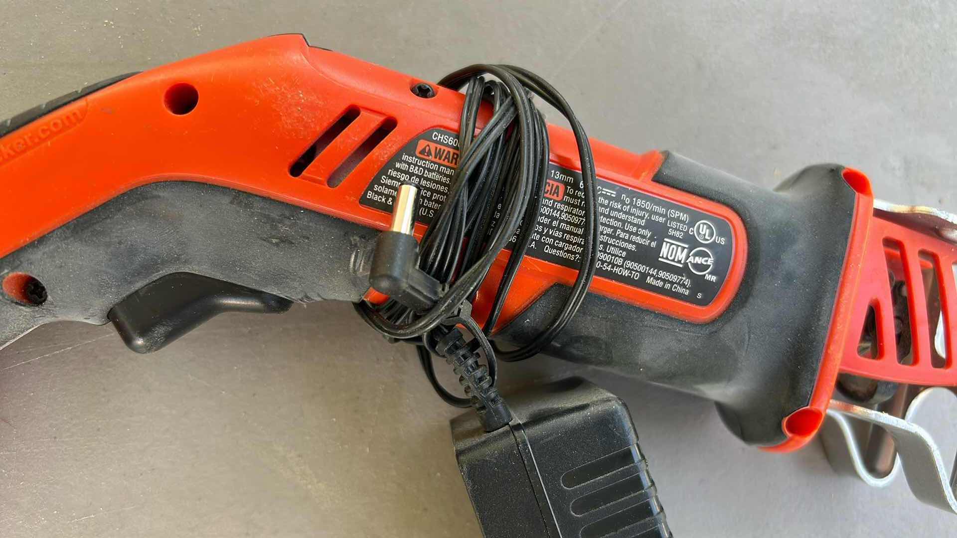 Photo 3 of BLACK & DECKER BD HANDISAW CORDLESS POWERED HAND SAW CHS6000