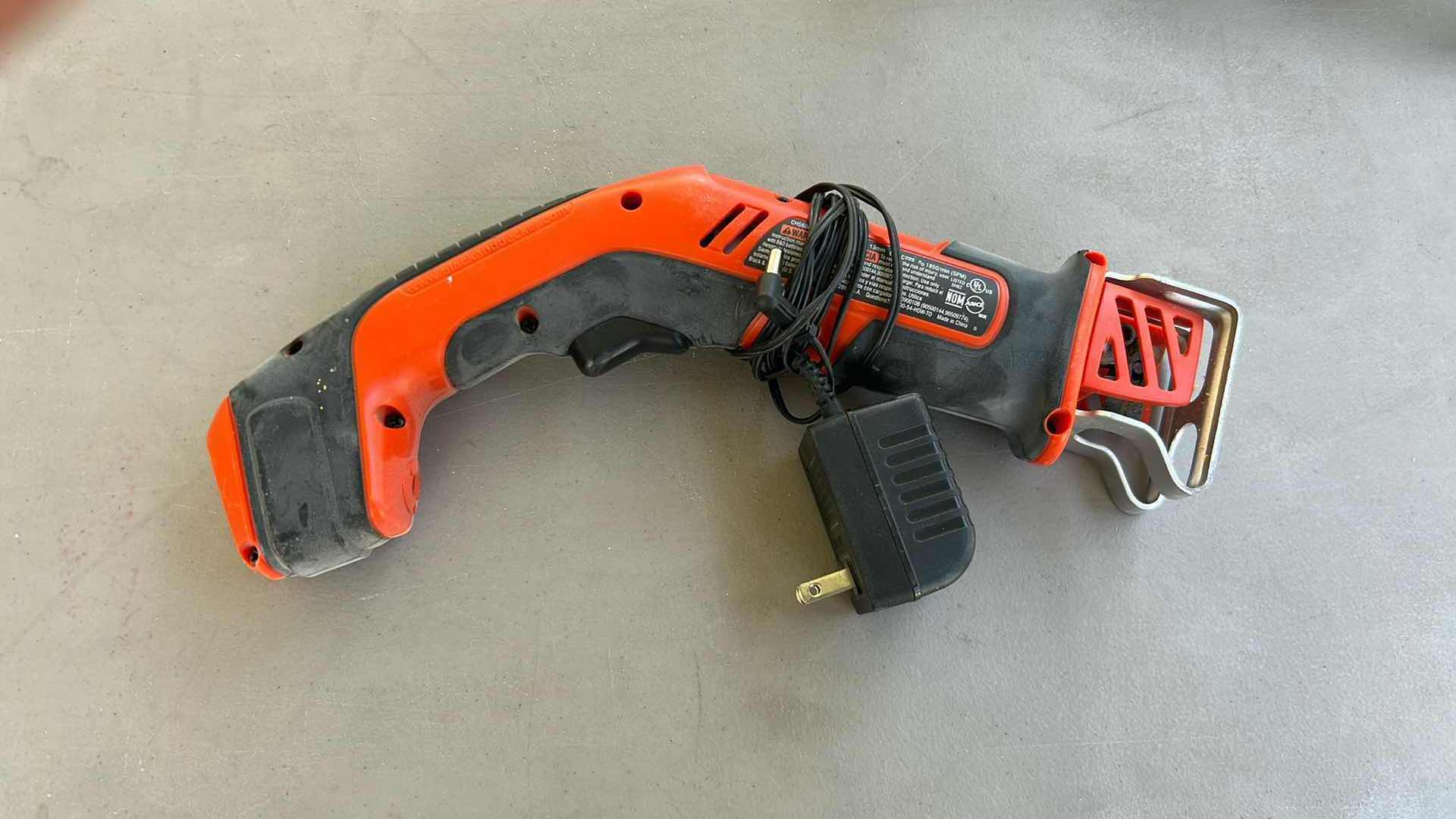 Photo 1 of BLACK & DECKER BD HANDISAW CORDLESS POWERED HAND SAW CHS6000