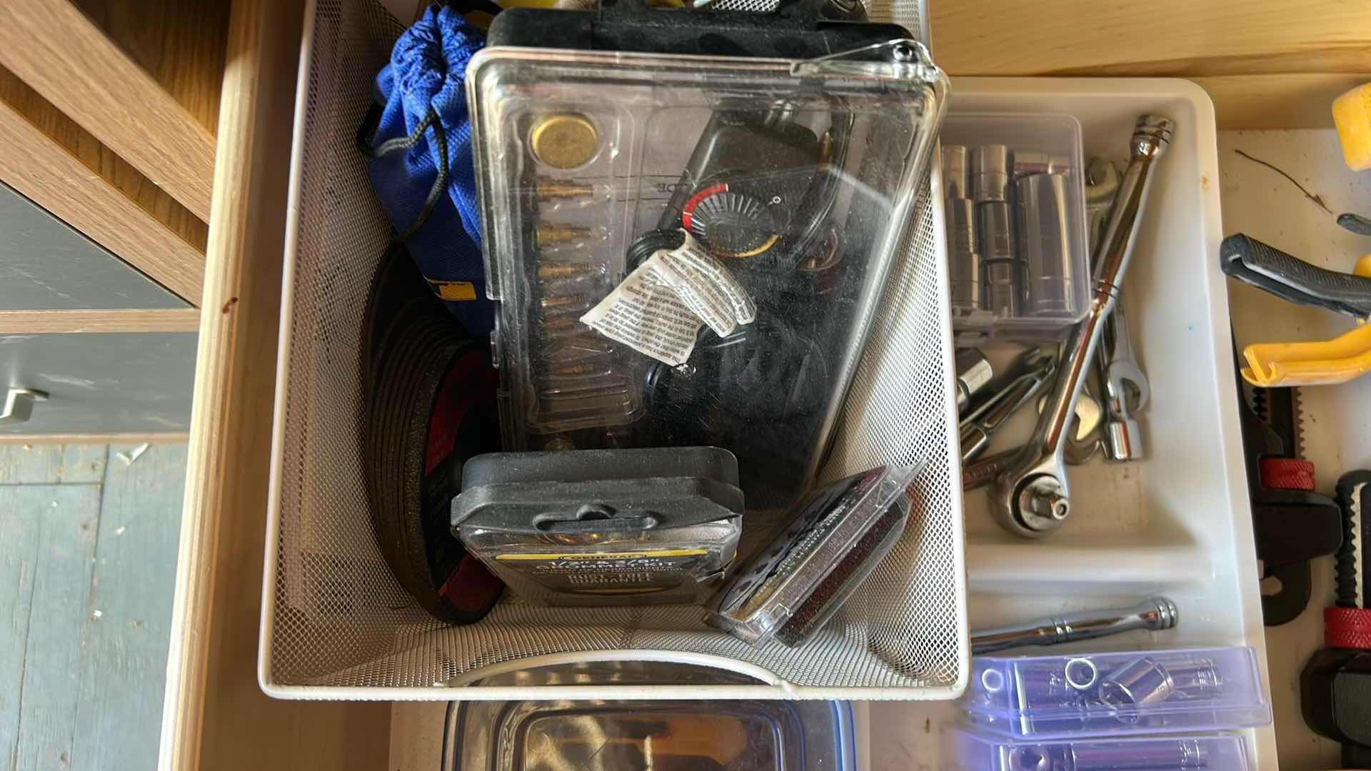 Photo 1 of CONTENTS OF DRAWER