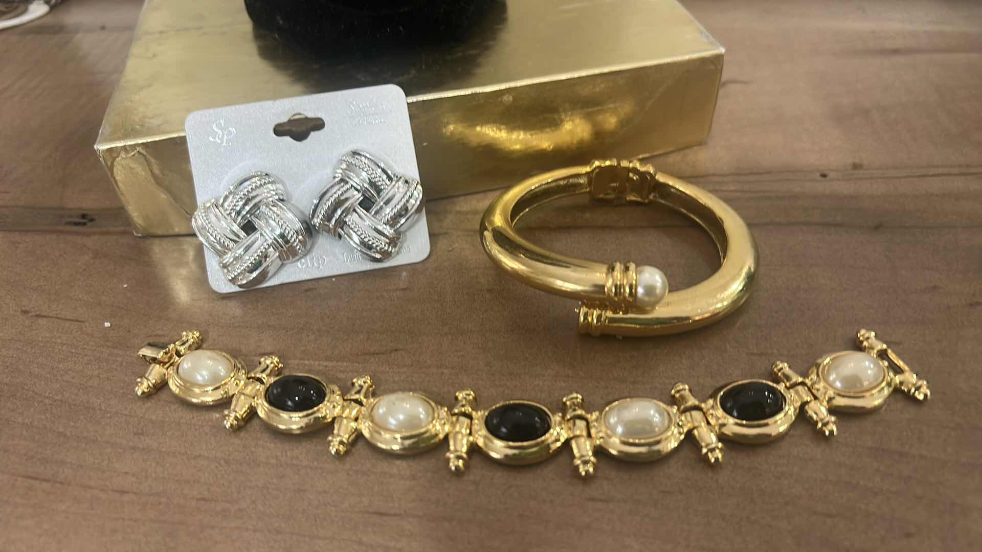 Photo 1 of 4 - WOMENS COSTUME JEWELRY