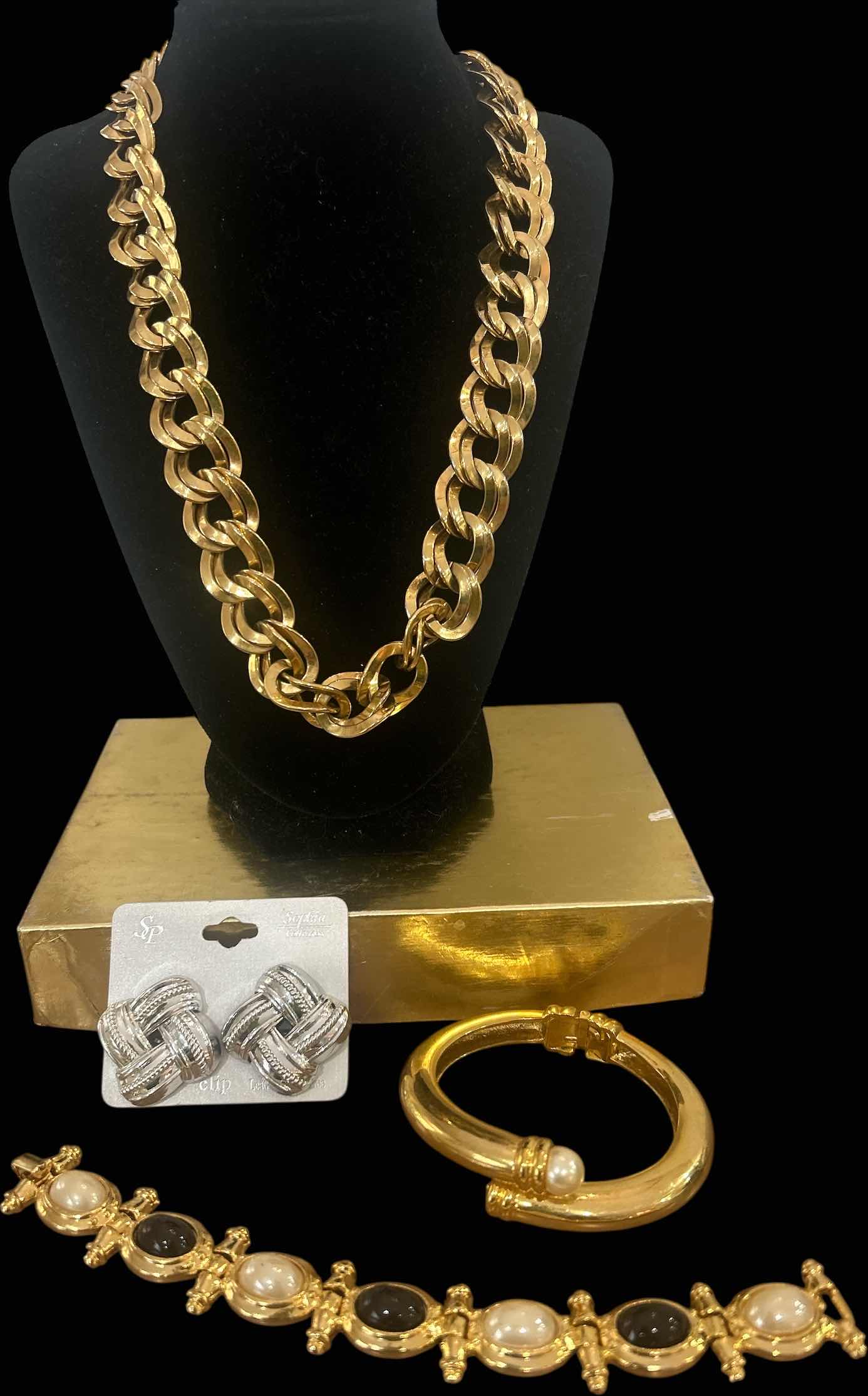 Photo 1 of 4 - WOMENS COSTUME JEWELRY