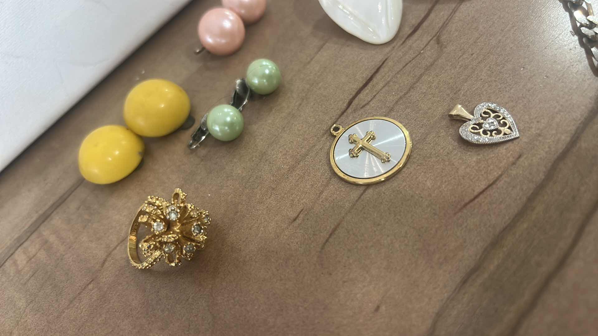 Photo 2 of 10 PIECES OF WOMENS COSTUME JEWELRY