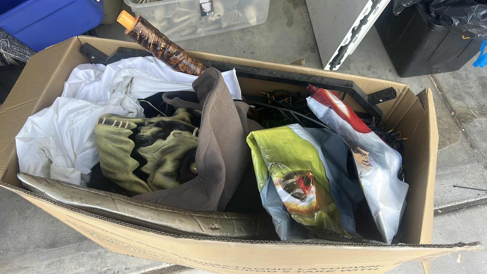 Photo 4 of HALLOWEEN DECORATIONS 12 FOOT ANIMATED SCARECROW