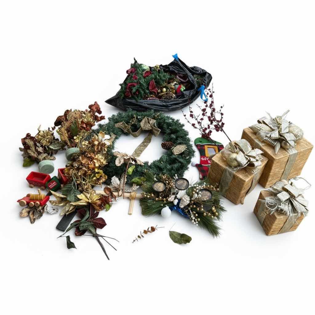 Photo 1 of CHRISTMAS DECOR