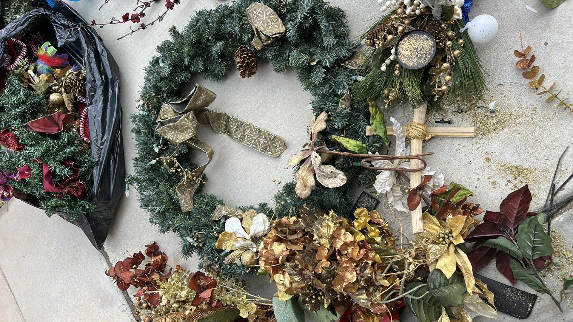 Photo 1 of CHRISTMAS DECOR