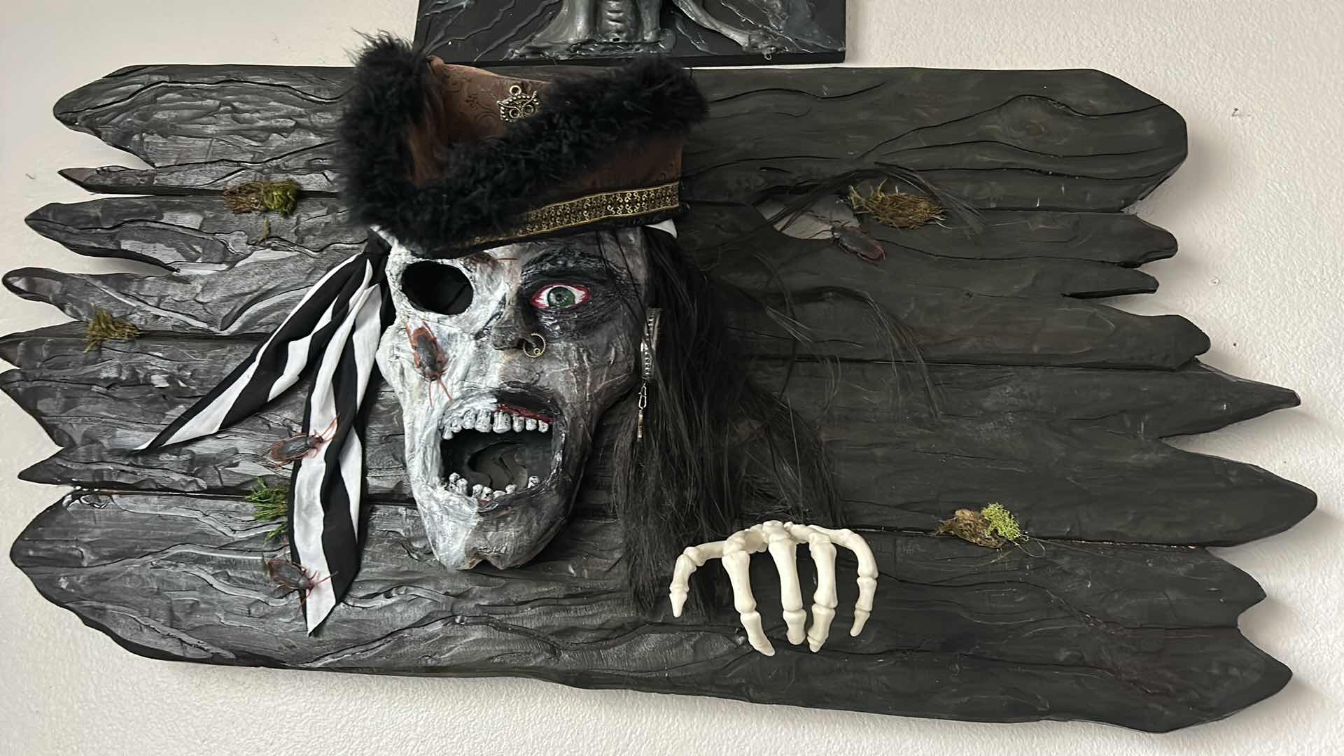 Photo 1 of HALLOWEEN DECOR - ANIMATED LIGHTUP ALIEN AND PIRATE 37“ x H19“