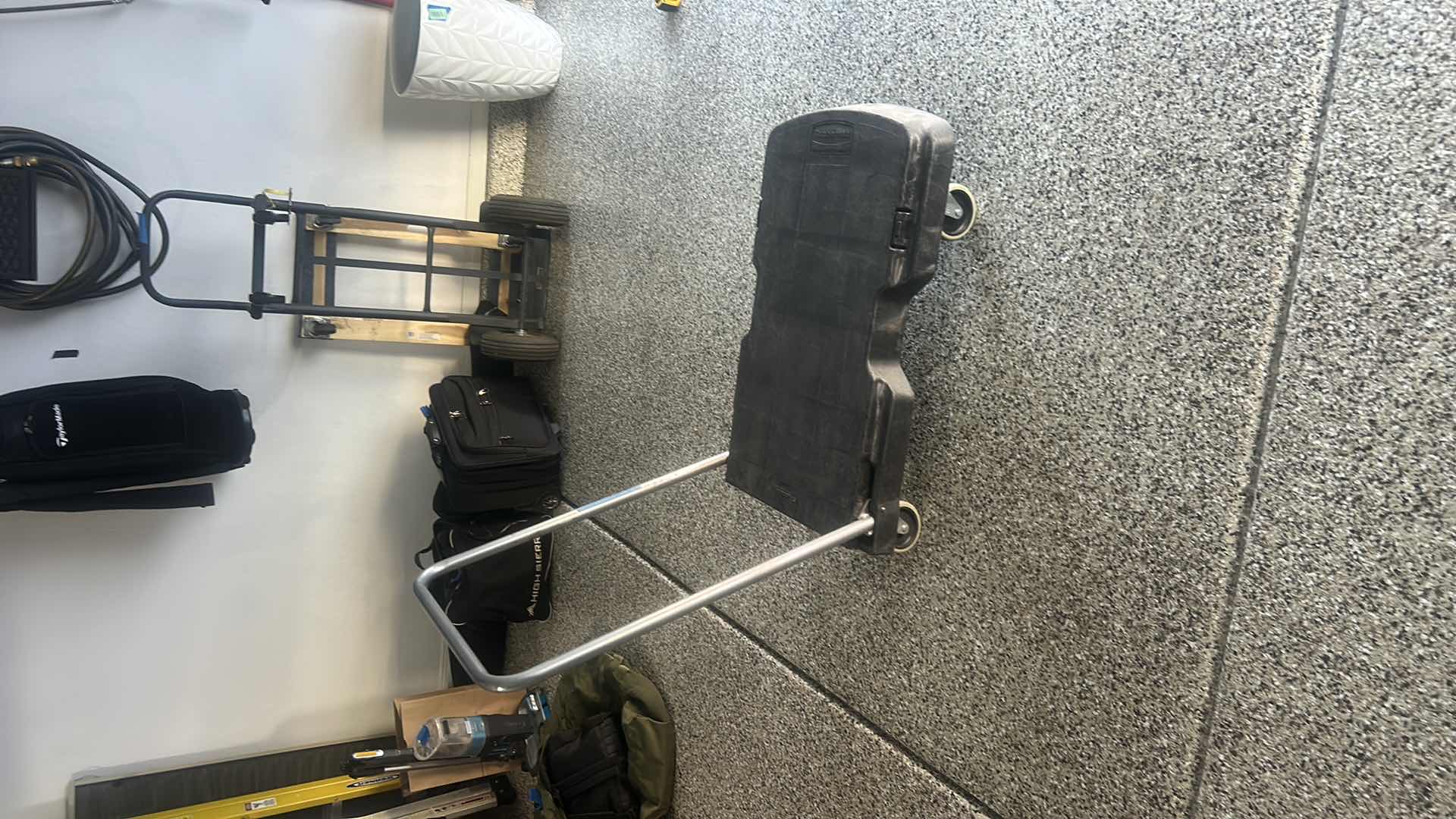 Photo 1 of RUBBERMAID 500 POUND CAPACITY DOLLY