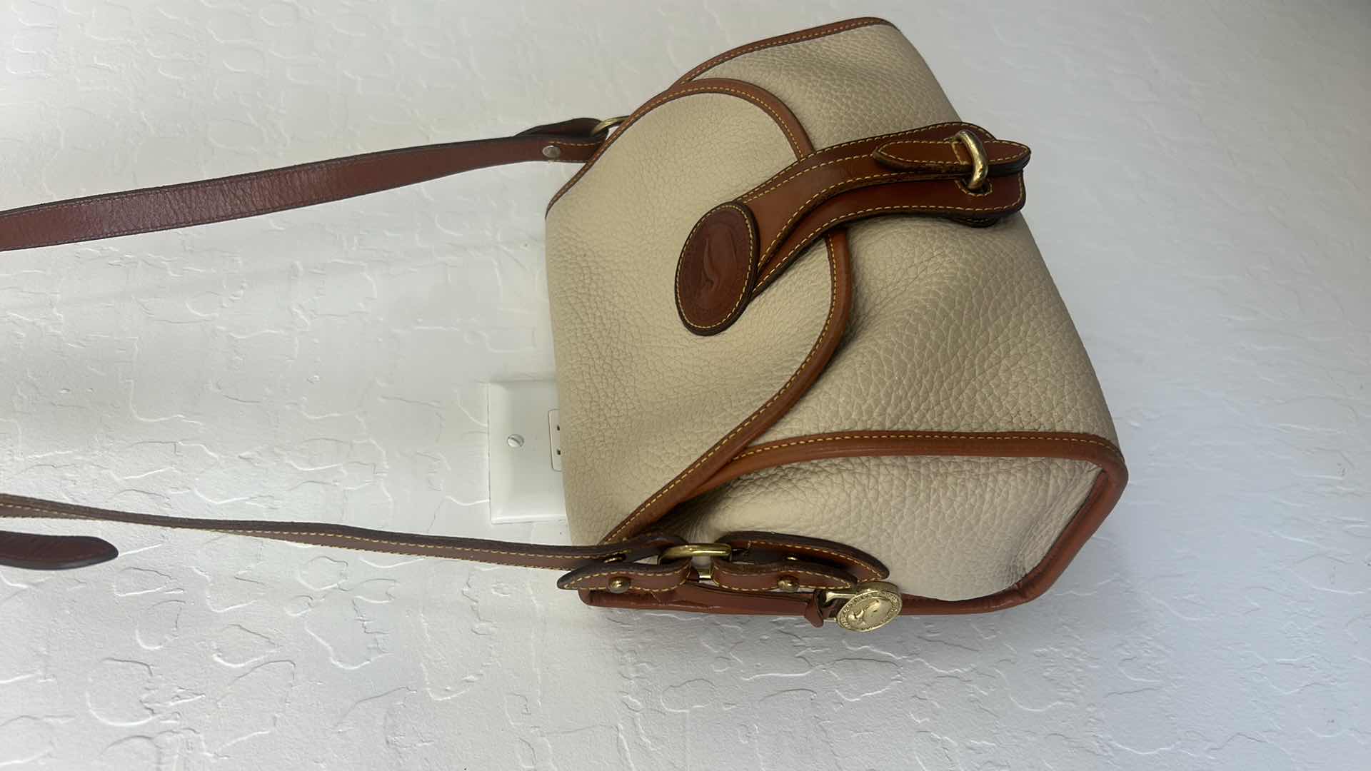 Photo 1 of VINTAGE DOONEY AND BOURKE R25 MEDIUM ESSEX BEIGE SHOULDER HANDBAG