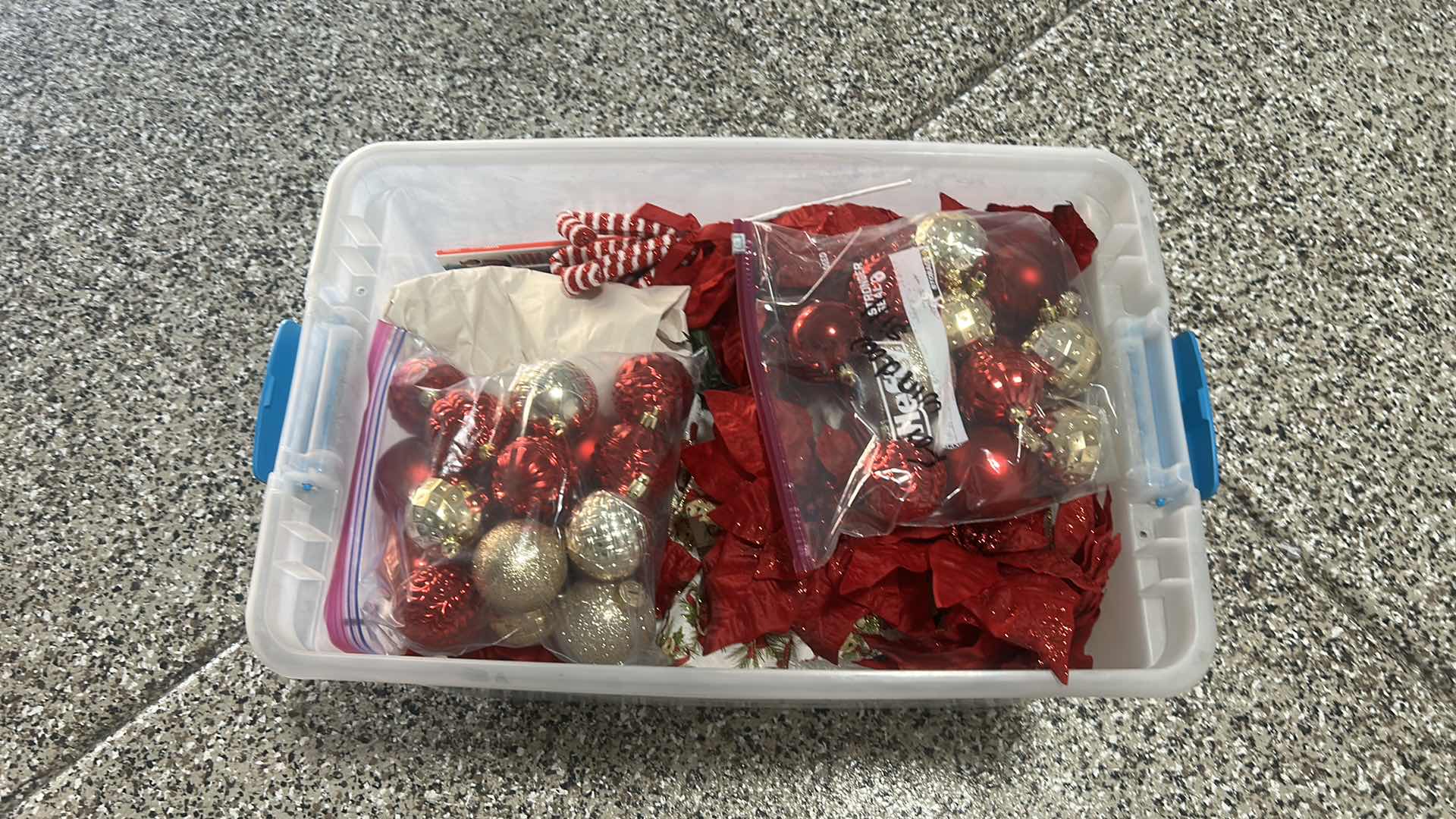 Photo 1 of TOTE - CHRISTMAS DECORATIONS