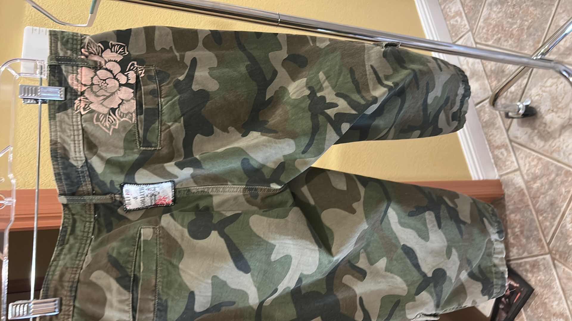 Photo 1 of 2 WOMENS CAMO CAPRIS / DAVID SIZE 30 & GOLIATH AND PREMIUM SURPLUS SIZE L