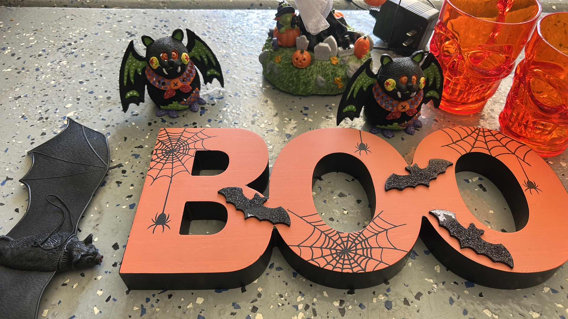 Photo 1 of BOX - HALLOWEEN DECOR