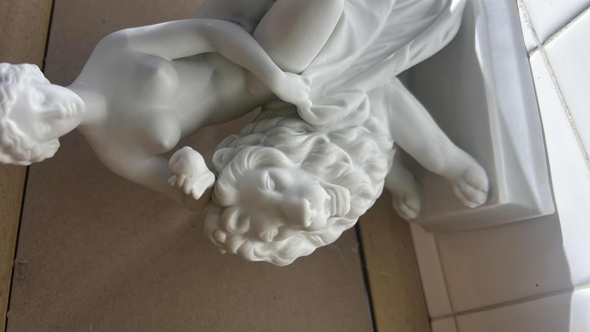 Photo 1 of PARIAN SCULPTURE “UNA AND THE LION” H10”