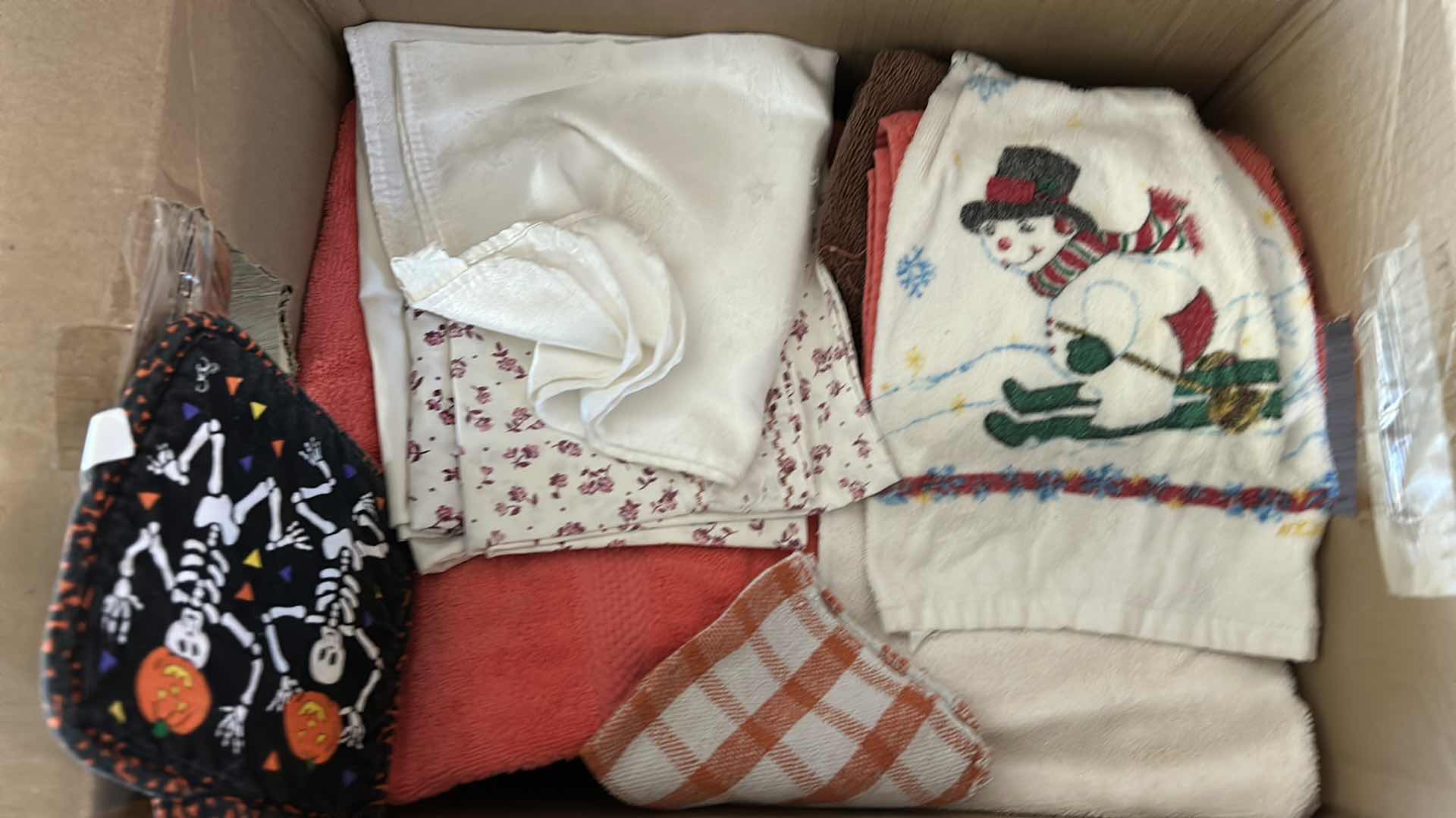 Photo 1 of BOX OF HAND TOWELS, BATH TOWELS AND HOT PADZ