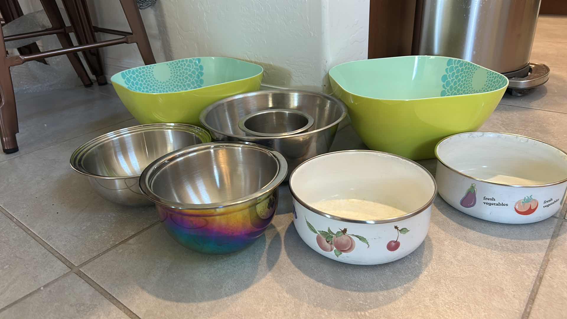Photo 1 of KITCHEN ITEMS/ MIXING BOWLS