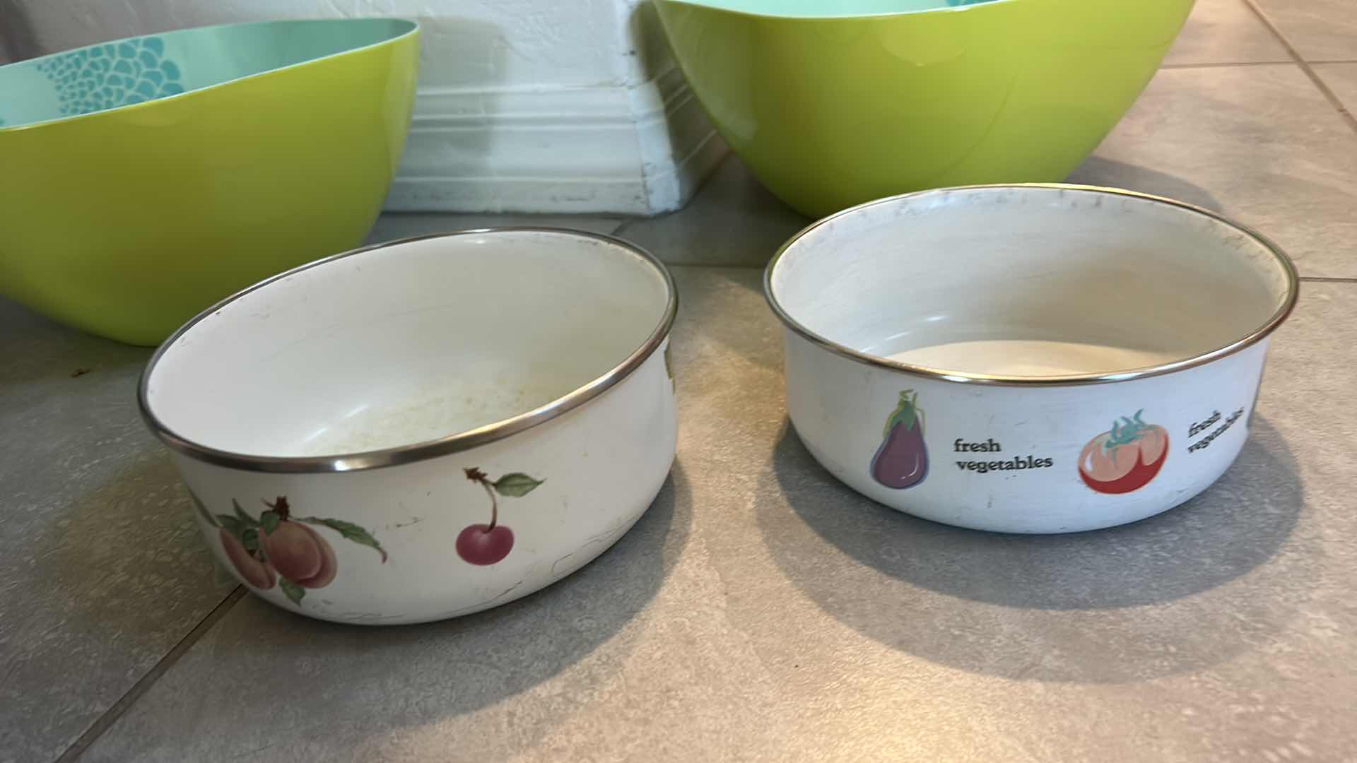 Photo 1 of KITCHEN ITEMS/ MIXING BOWLS