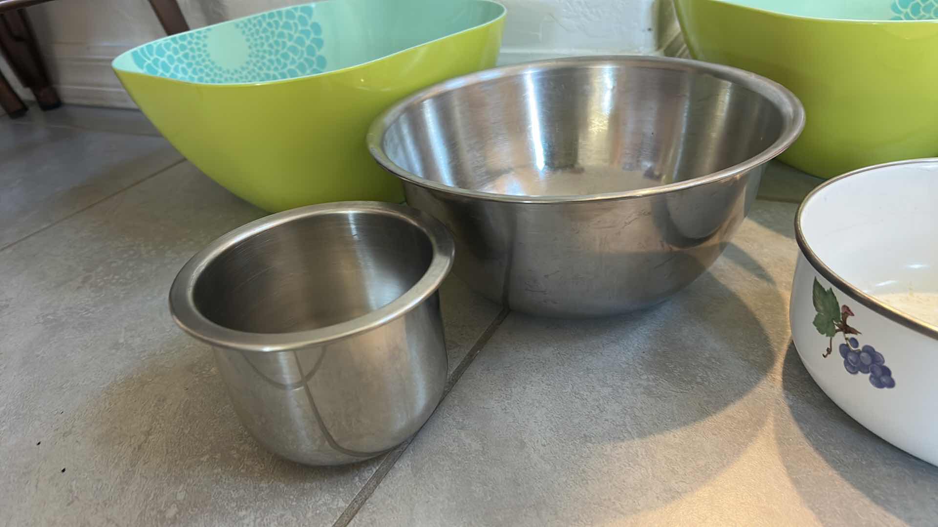 Photo 1 of KITCHEN ITEMS/ MIXING BOWLS