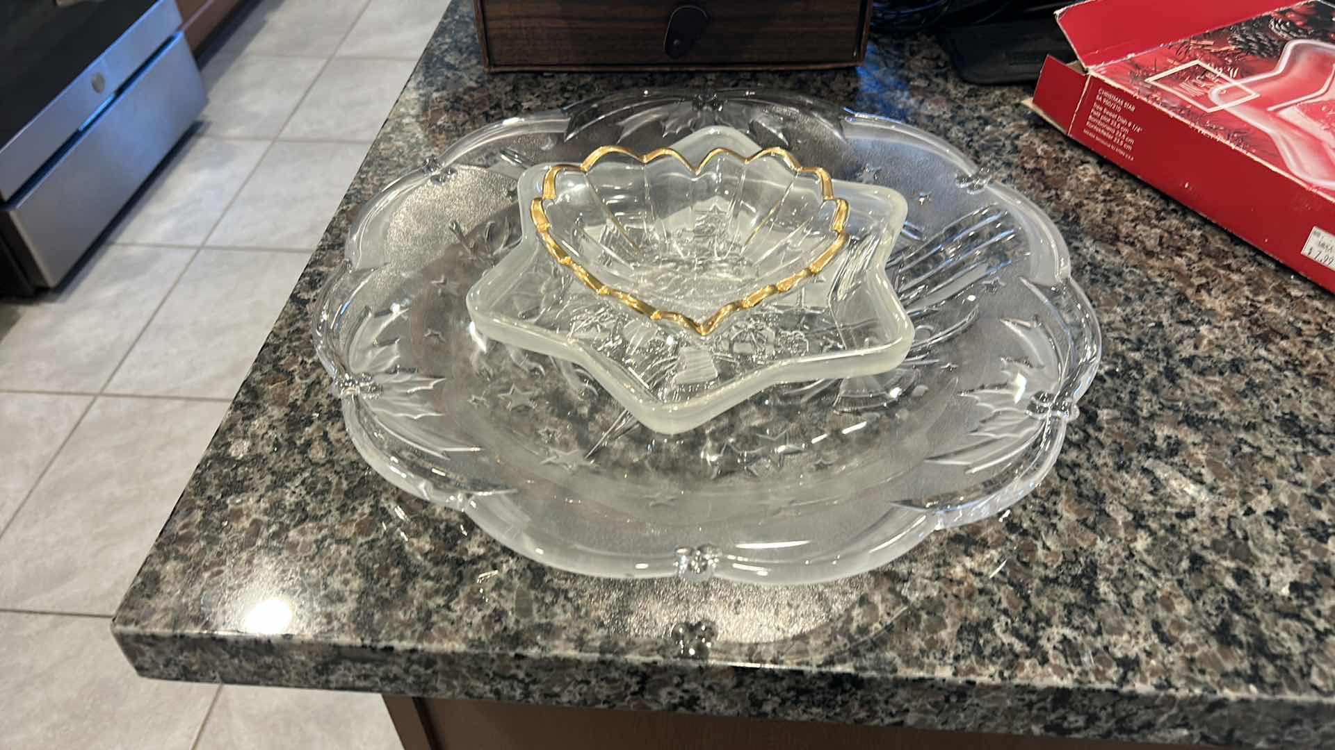 Photo 1 of 3- CLASS/CRYSTAL SERVING PLATES