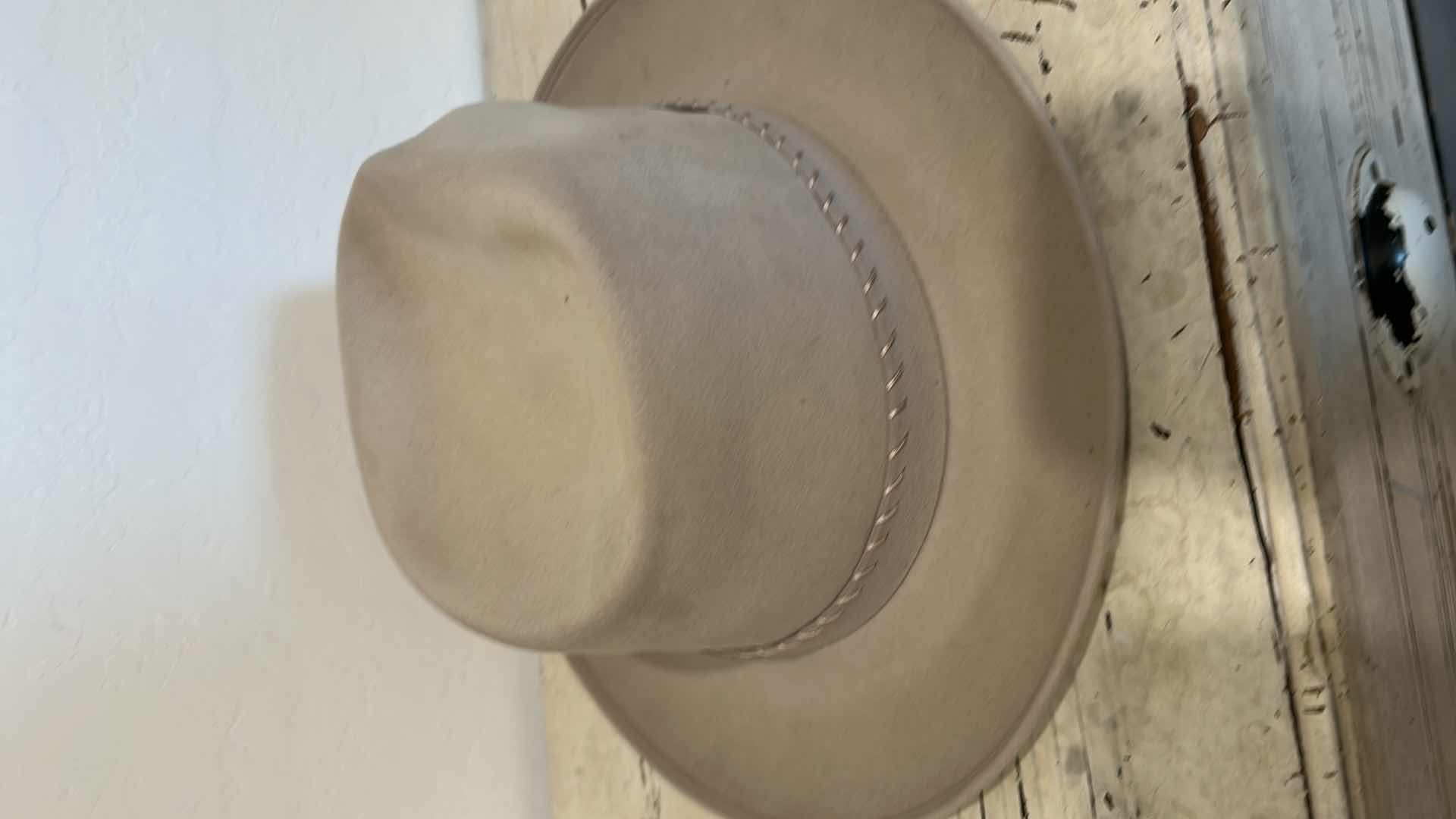 Photo 1 of "MALLORY TEN " VINTAGE DOBBS 5th AVENUE HAT