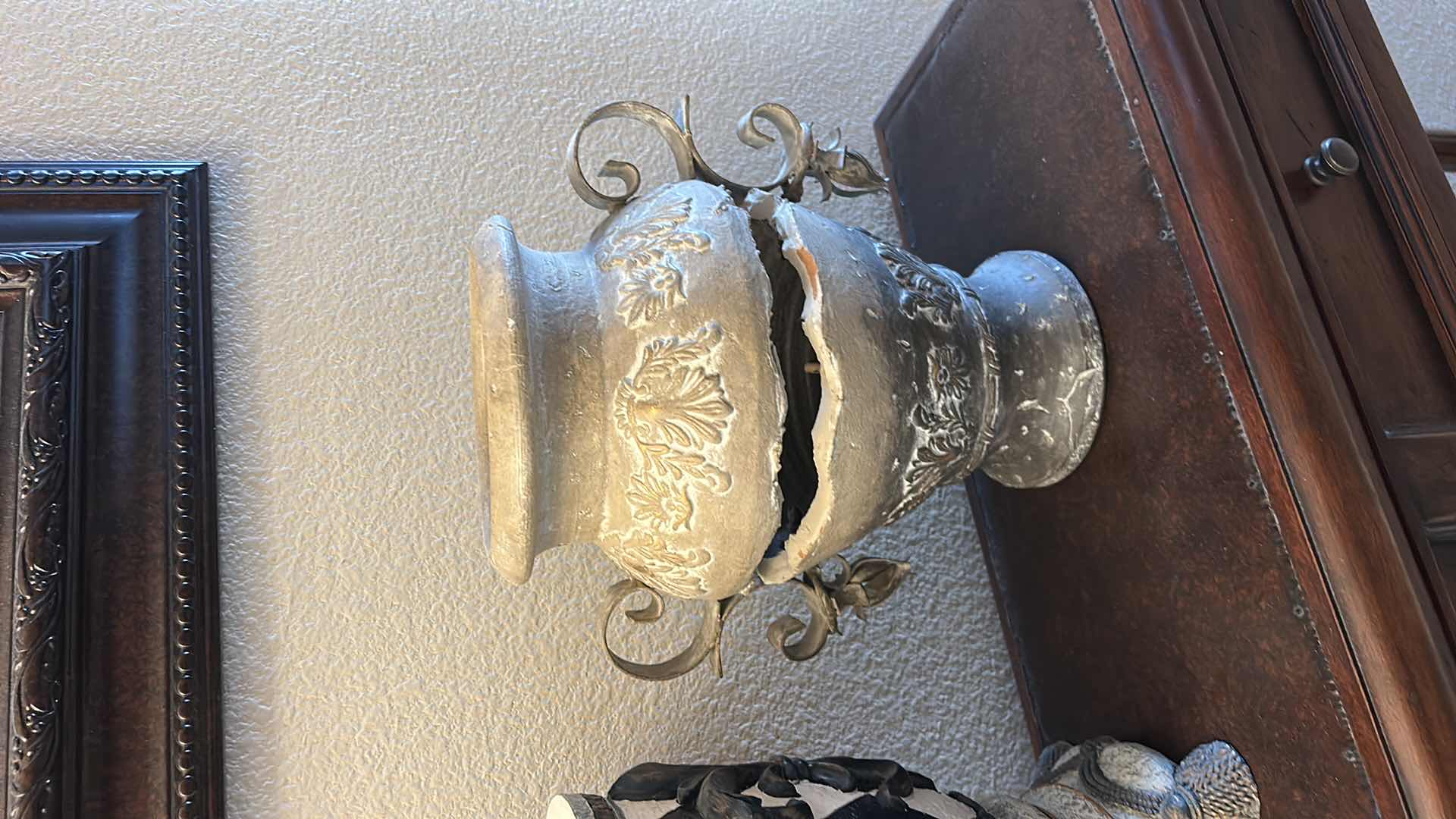 Photo 1 of 2 CERAMIC / POTTERY VASE/URNS H12”