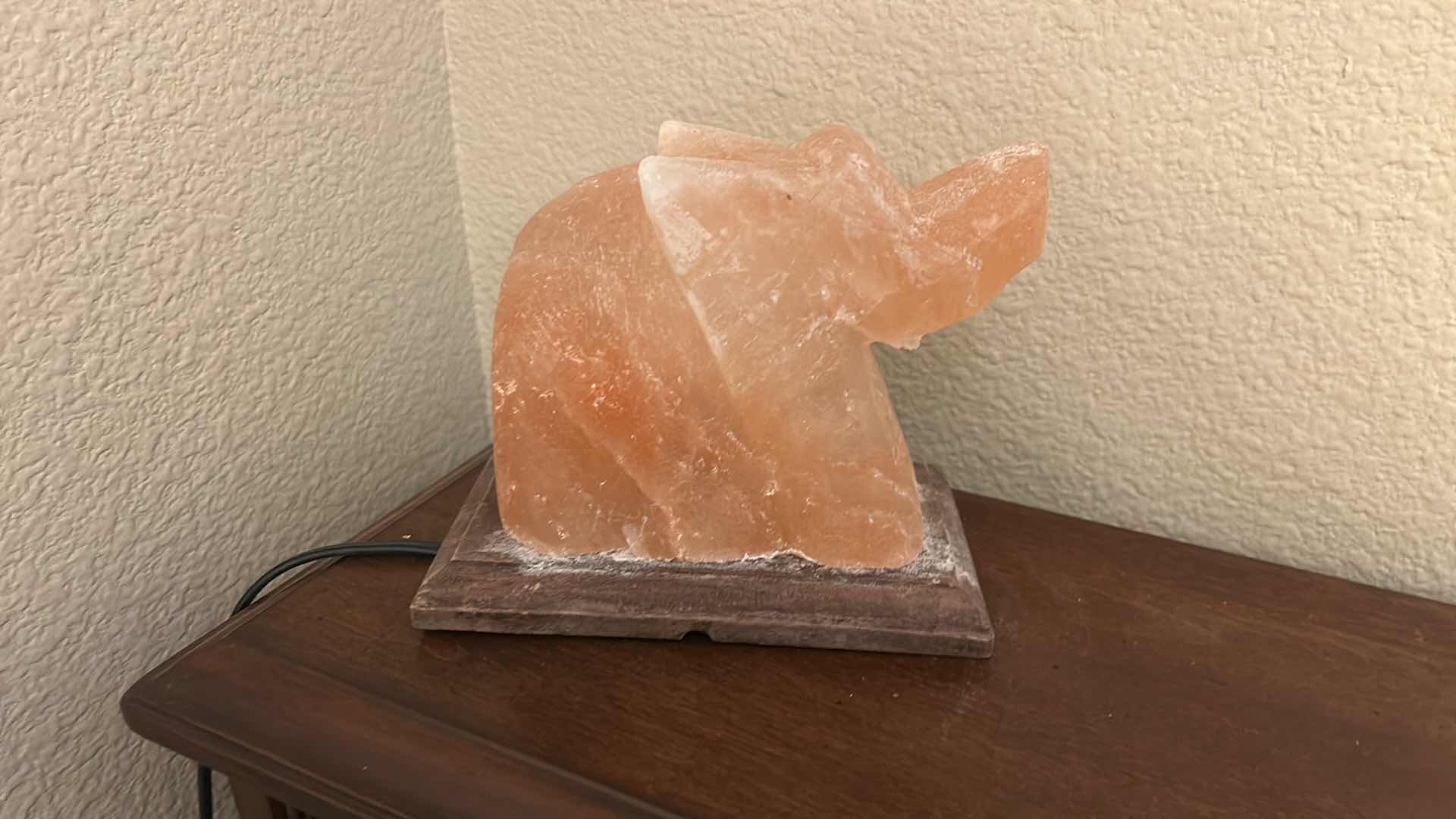 Photo 1 of ROCK SALT ELEPHANT LAMP H 6”