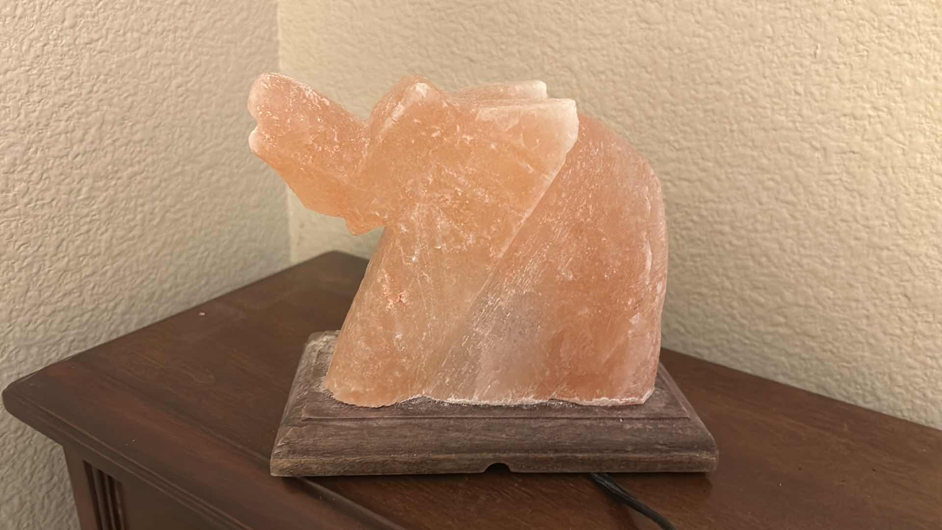 Photo 1 of ROCK SALT ELEPHANT LAMP H 6”