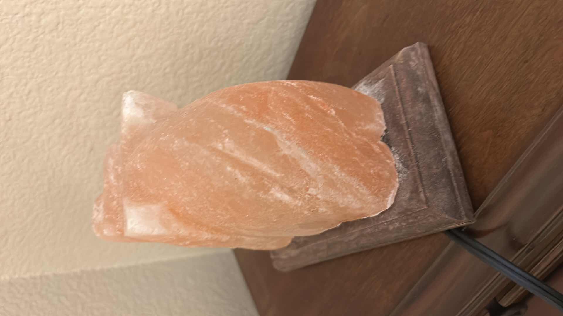 Photo 1 of ROCK SALT ELEPHANT LAMP H 6”