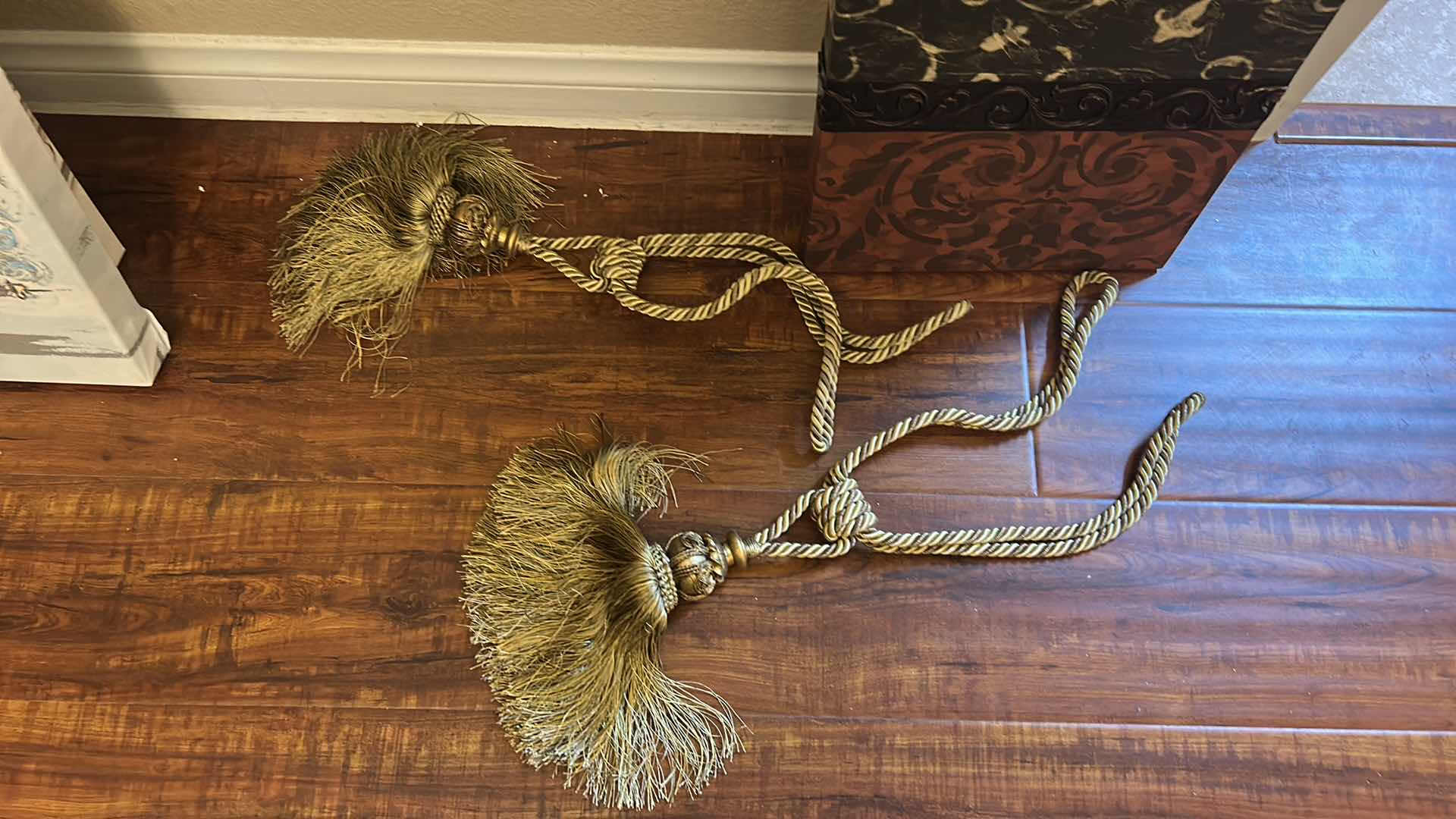 Photo 1 of 4 PC HOME DECOR, STRETCHED CANVAS FLEUR DE LIS STRETCHED CANVAS ARTWORK 12“ x H34 1/2“, WALL TAPESTRY AND CURTAIN TIE BACKS