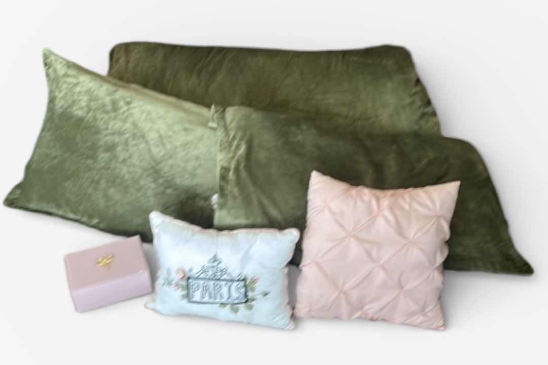 Photo 1 of KING GREEN VELVET DUVET AND PILLOW CASES, PILLOWS AND JEWELRY BOX