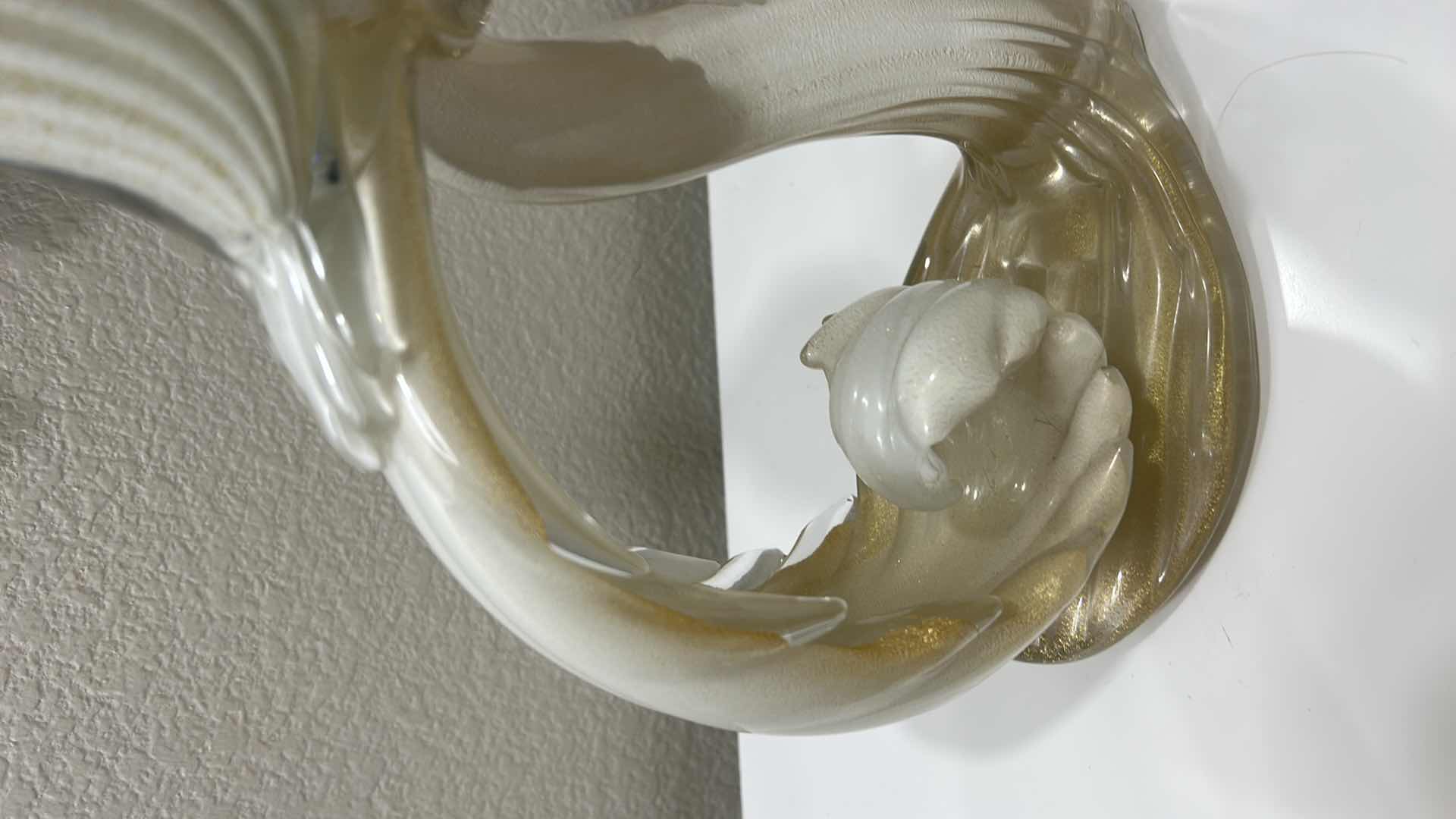 Photo 1 of PAIR OF MID-CENTURY MURANO HANDBLOWN GLASS BIRDS, ATTRIBUTED TO ALFREDO BARBINI.

• DESIGN: WHITE LATTIMO GLASS WITH 24 KT GOLD LEAF INCLUSIONS THROUGHOUT.
• MAKER: ATTRIBUTED TO RENOWNED MURANO GLASS ARTIST ALFREDO BARBINI.
• DIMENSIONS: APPROXIMATELY H1