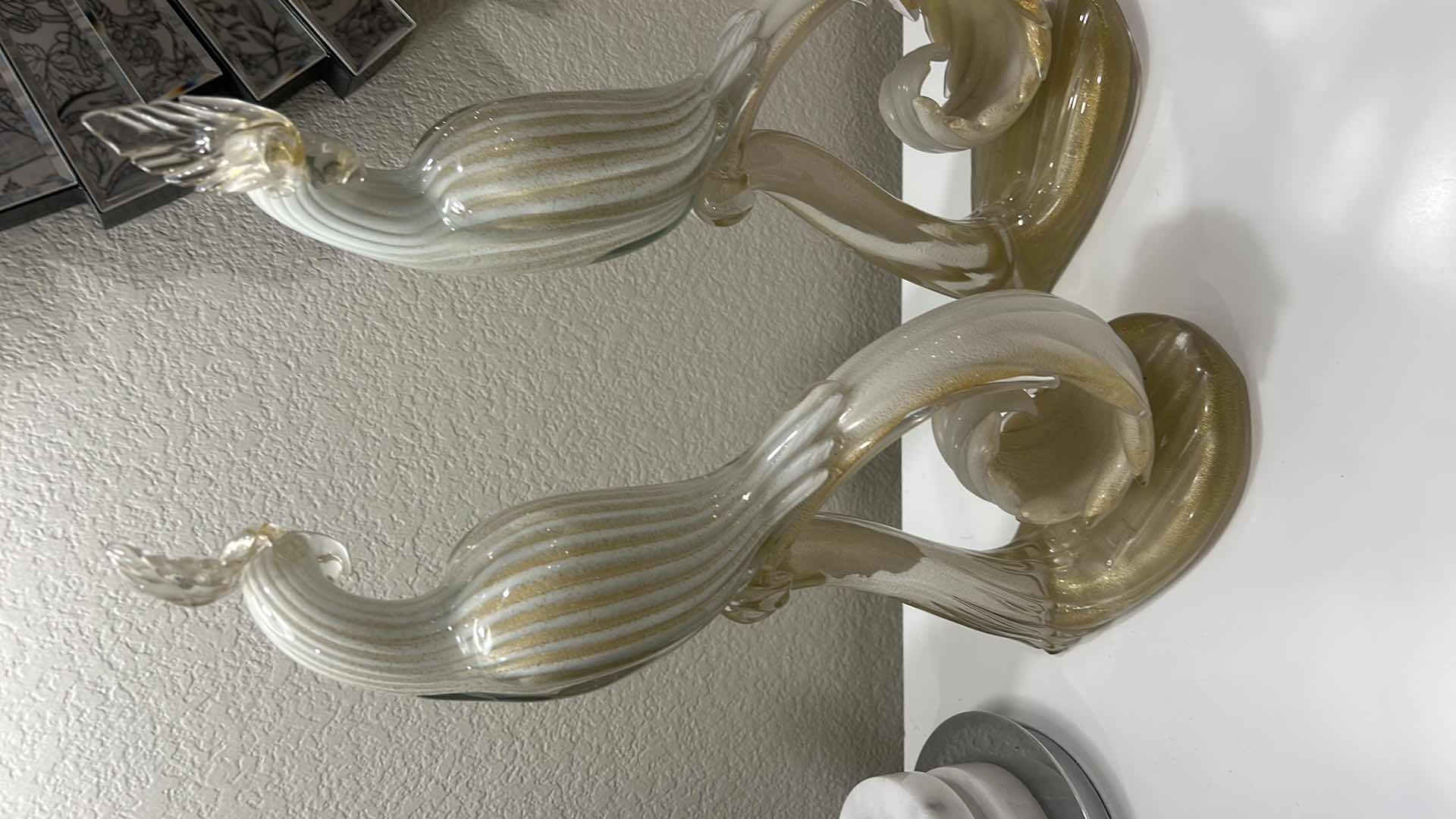 Photo 1 of PAIR OF MID-CENTURY MURANO HANDBLOWN GLASS BIRDS, ATTRIBUTED TO ALFREDO BARBINI.

• DESIGN: WHITE LATTIMO GLASS WITH 24 KT GOLD LEAF INCLUSIONS THROUGHOUT.
• MAKER: ATTRIBUTED TO RENOWNED MURANO GLASS ARTIST ALFREDO BARBINI.
• DIMENSIONS: APPROXIMATELY H1