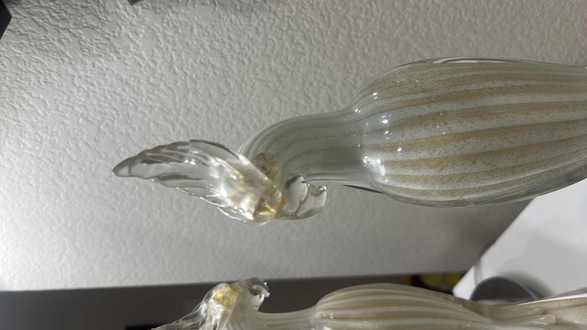 Photo 1 of PAIR OF MID-CENTURY MURANO HANDBLOWN GLASS BIRDS, ATTRIBUTED TO ALFREDO BARBINI.

• DESIGN: WHITE LATTIMO GLASS WITH 24 KT GOLD LEAF INCLUSIONS THROUGHOUT.
• MAKER: ATTRIBUTED TO RENOWNED MURANO GLASS ARTIST ALFREDO BARBINI.
• DIMENSIONS: APPROXIMATELY H1