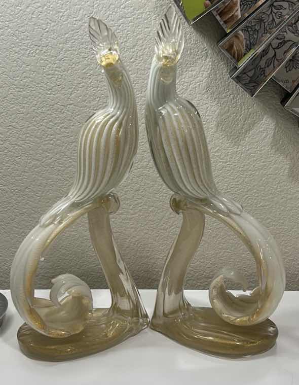 Photo 1 of PAIR OF MID-CENTURY MURANO HANDBLOWN GLASS BIRDS, ATTRIBUTED TO ALFREDO BARBINI.

• DESIGN: WHITE LATTIMO GLASS WITH 24 KT GOLD LEAF INCLUSIONS THROUGHOUT.
• MAKER: ATTRIBUTED TO RENOWNED MURANO GLASS ARTIST ALFREDO BARBINI.
• DIMENSIONS: APPROXIMATELY H1