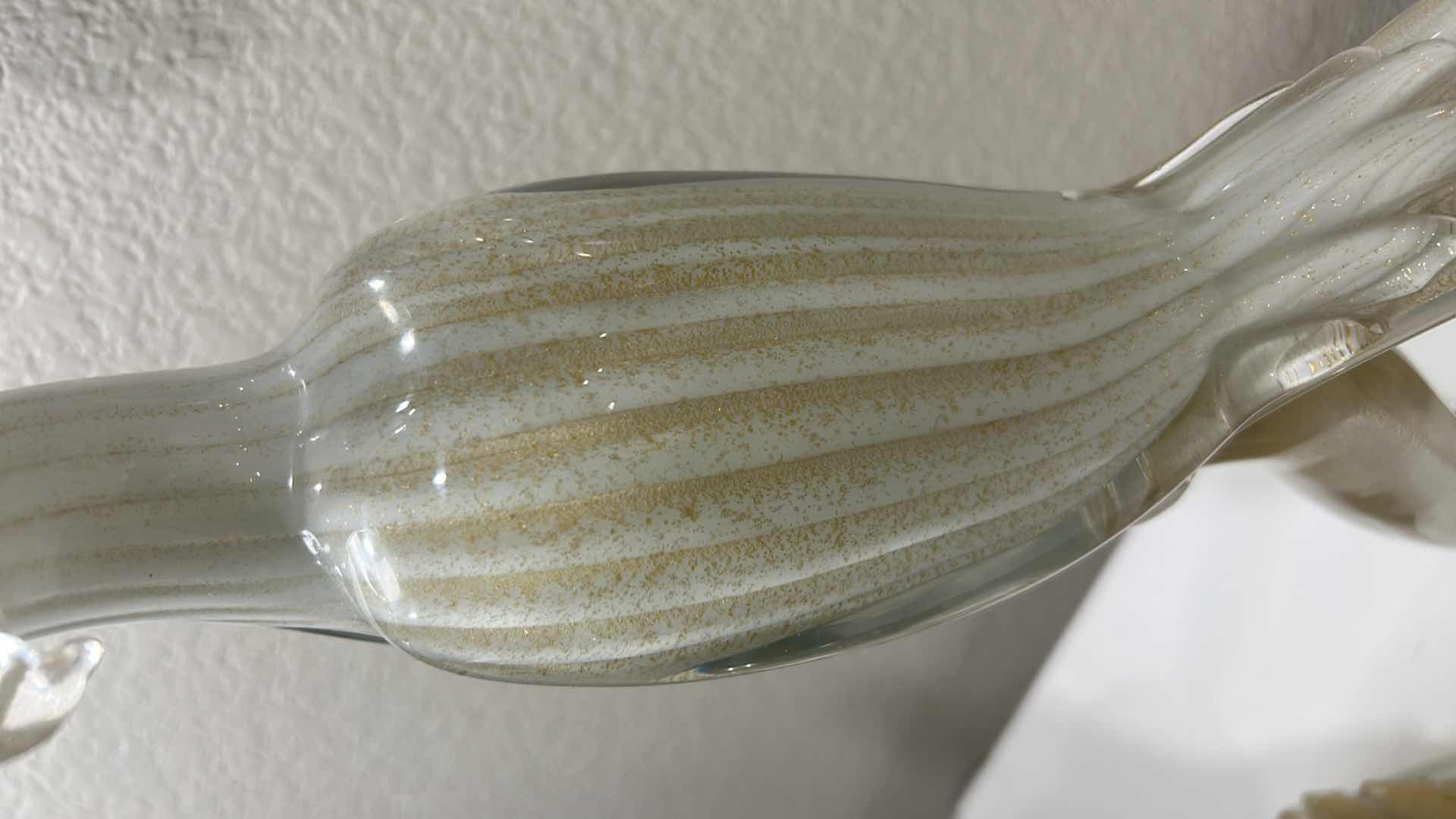 Photo 1 of PAIR OF MID-CENTURY MURANO HANDBLOWN GLASS BIRDS, ATTRIBUTED TO ALFREDO BARBINI.

• DESIGN: WHITE LATTIMO GLASS WITH 24 KT GOLD LEAF INCLUSIONS THROUGHOUT.
• MAKER: ATTRIBUTED TO RENOWNED MURANO GLASS ARTIST ALFREDO BARBINI.
• DIMENSIONS: APPROXIMATELY H1