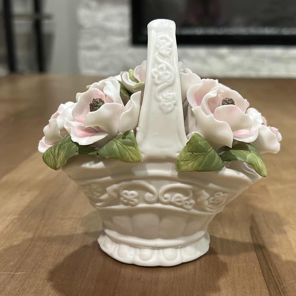 Photo 1 of AYNSLEY FINE BONE CHINA FLOWER BASKET FIGURINE, FEATURES HAND-MODELED PINK AND WHITE FLOWERS WITH GREEN LEAVES.

CRAFTED IN ENGLAND FROM FINE BONE CHINA WITH DELICATE, INTRICATE FLORAL DETAILING. H5”