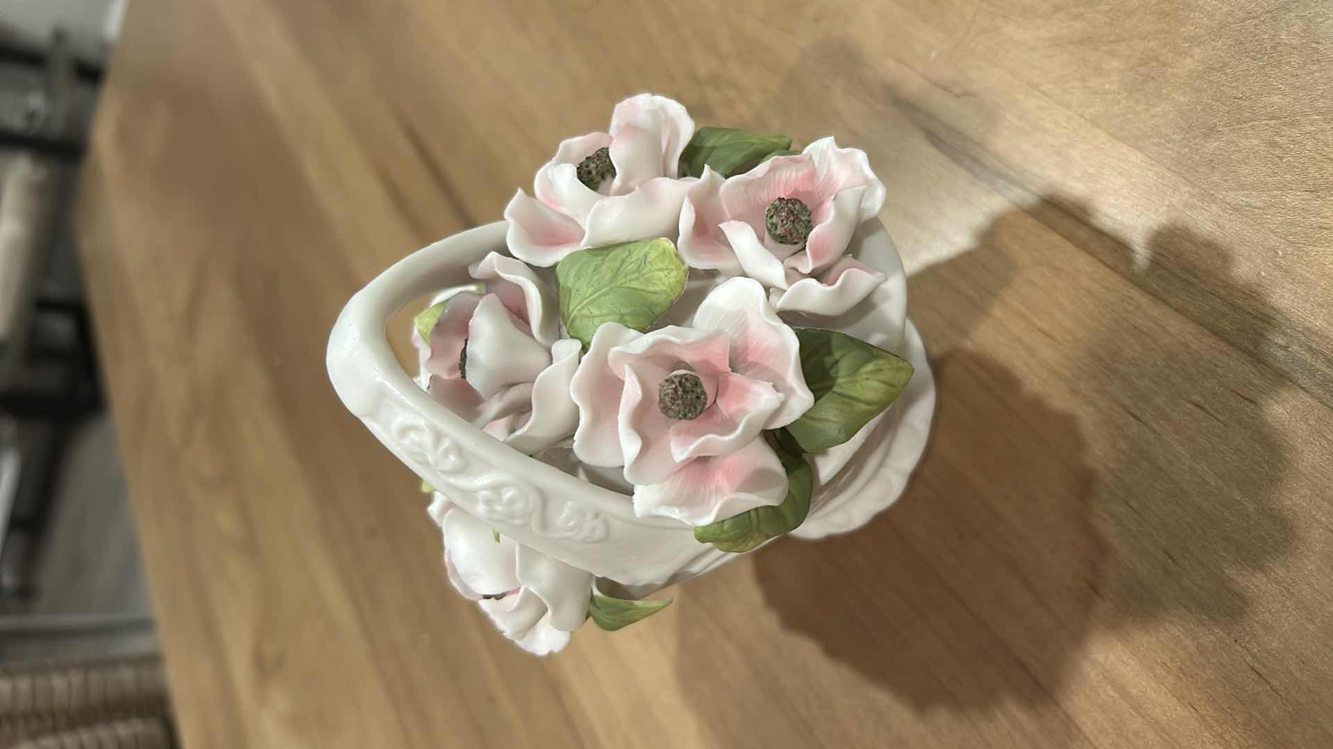 Photo 1 of AYNSLEY FINE BONE CHINA FLOWER BASKET FIGURINE, FEATURES HAND-MODELED PINK AND WHITE FLOWERS WITH GREEN LEAVES.

CRAFTED IN ENGLAND FROM FINE BONE CHINA WITH DELICATE, INTRICATE FLORAL DETAILING. H5”