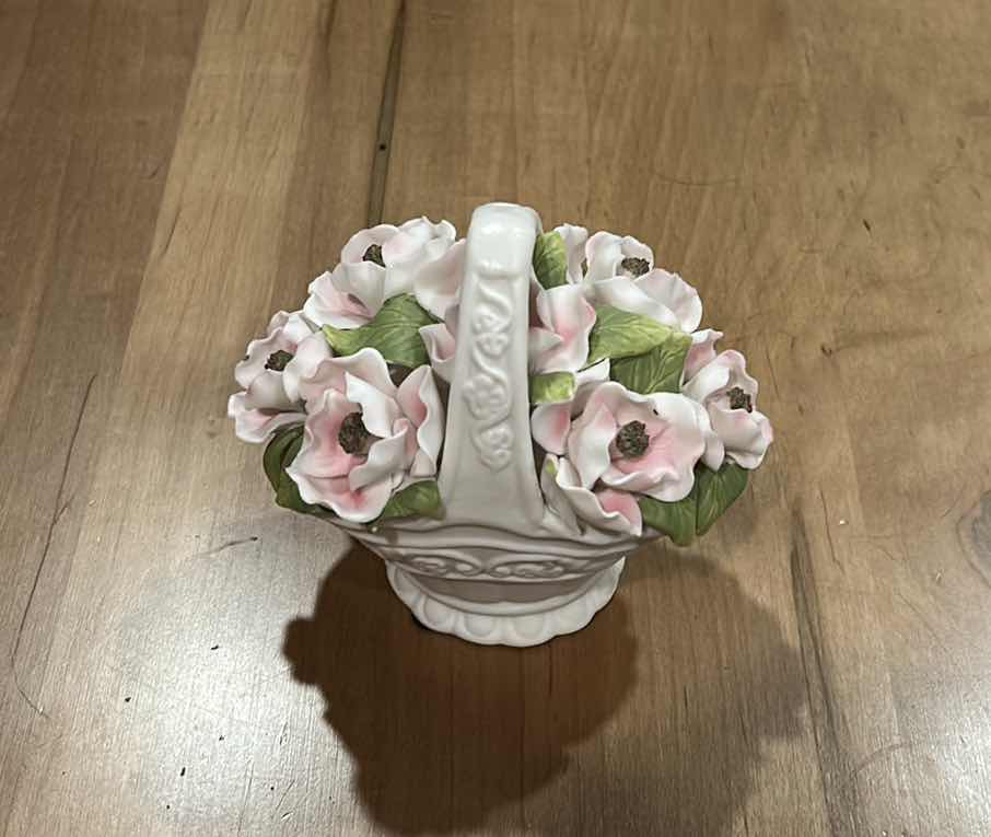 Photo 1 of AYNSLEY FINE BONE CHINA FLOWER BASKET FIGURINE, FEATURES HAND-MODELED PINK AND WHITE FLOWERS WITH GREEN LEAVES.

CRAFTED IN ENGLAND FROM FINE BONE CHINA WITH DELICATE, INTRICATE FLORAL DETAILING. H5”