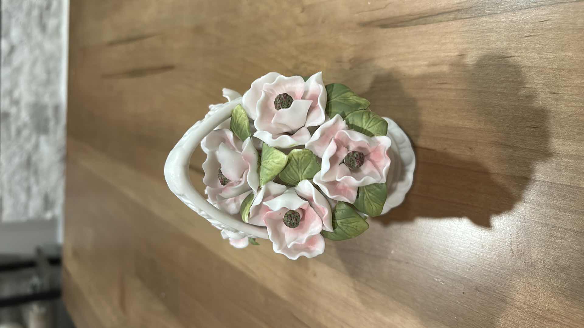 Photo 1 of AYNSLEY FINE BONE CHINA FLOWER BASKET FIGURINE, FEATURES HAND-MODELED PINK AND WHITE FLOWERS WITH GREEN LEAVES.

CRAFTED IN ENGLAND FROM FINE BONE CHINA WITH DELICATE, INTRICATE FLORAL DETAILING. H5”